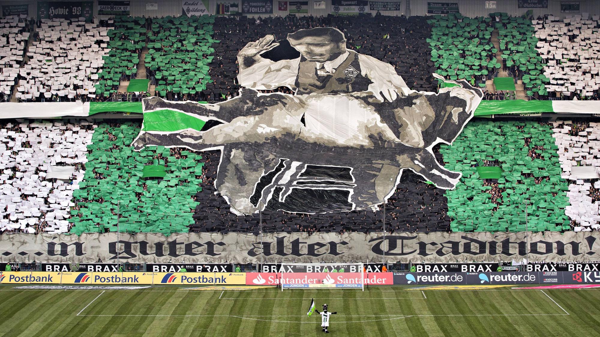 Choreografie der Gladbach-Fans in der Nordkurve vor dem Bundesliga-Duell zwischen Borussia und dem 1. FC Köln am 14. Februar 2015. Ein Borusse und ein Geißbock, der den Hintern versohlt bekommt, sind zu sehen.