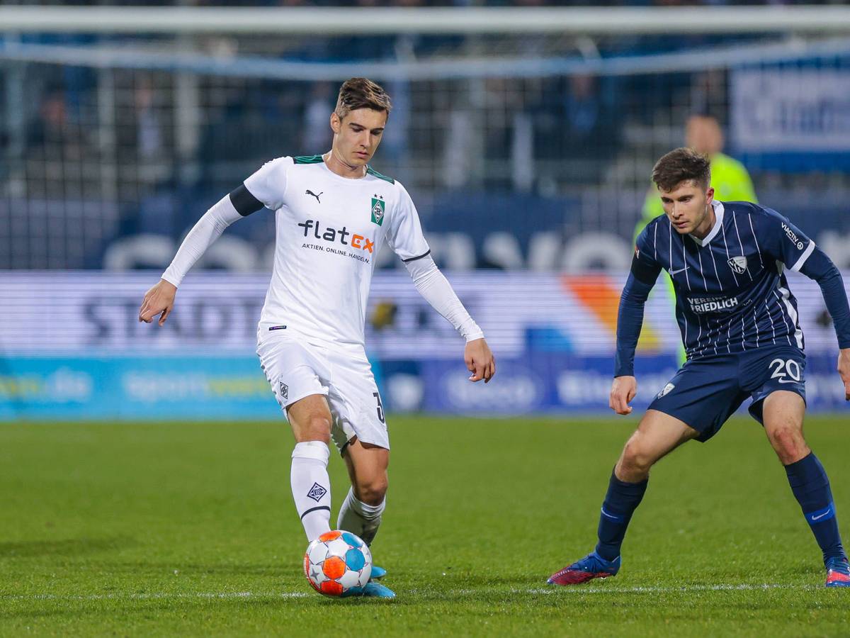 Florian Neuhaus (l.) von Borussia Mönchengladbach im Bundesliga-Duell (18. März 2022) mit Elvis Rexhbecaj (r.) vom VfL Bochum. Neuhaus hat den Ball am Fuß.