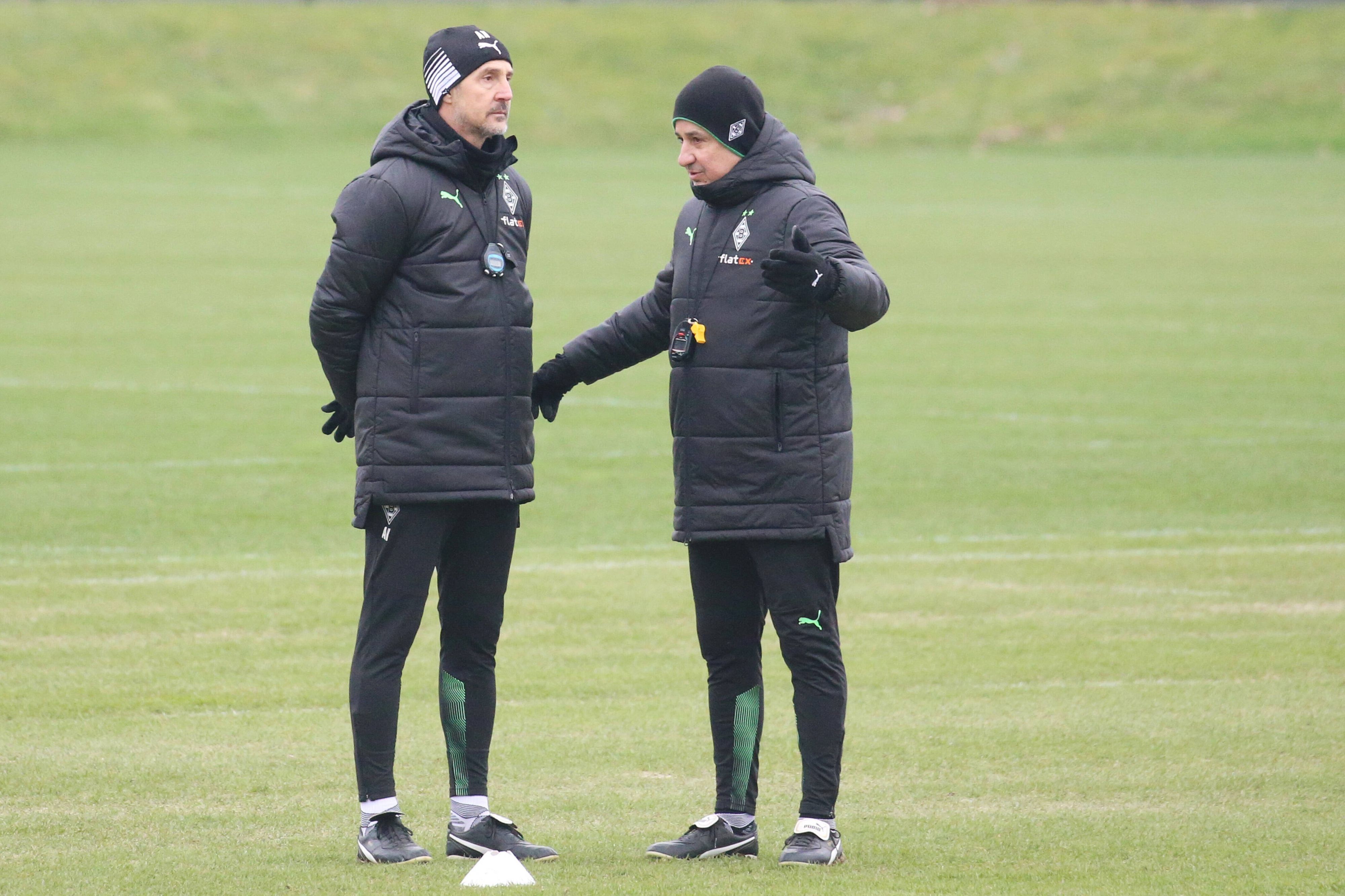 Auch in der Länderspielphase wird bei Fußball-Bundesligist Borussia Mönchengladbach trainiert. Cheftrainer Adi Hütter (l.), hier mit seinem Assistenten Christian Peintinger am 25. Januar 2022, soll in dieser Woche wieder in den Borussia-Park zurückkehren. Peintinger gestikuliert während des Gesprächs mit Hütter.