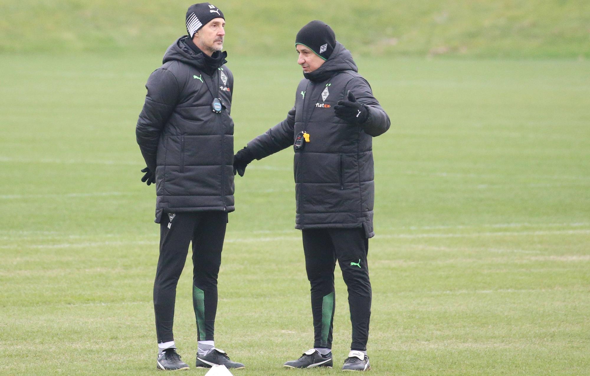 Auch in der Länderspielphase wird bei Fußball-Bundesligist Borussia Mönchengladbach trainiert. Cheftrainer Adi Hütter (l.), hier mit seinem Assistenten Christian Peintinger am 25. Januar 2022, soll in dieser Woche wieder in den Borussia-Park zurückkehren. Peintinger gestikuliert während des Gesprächs mit Hütter.