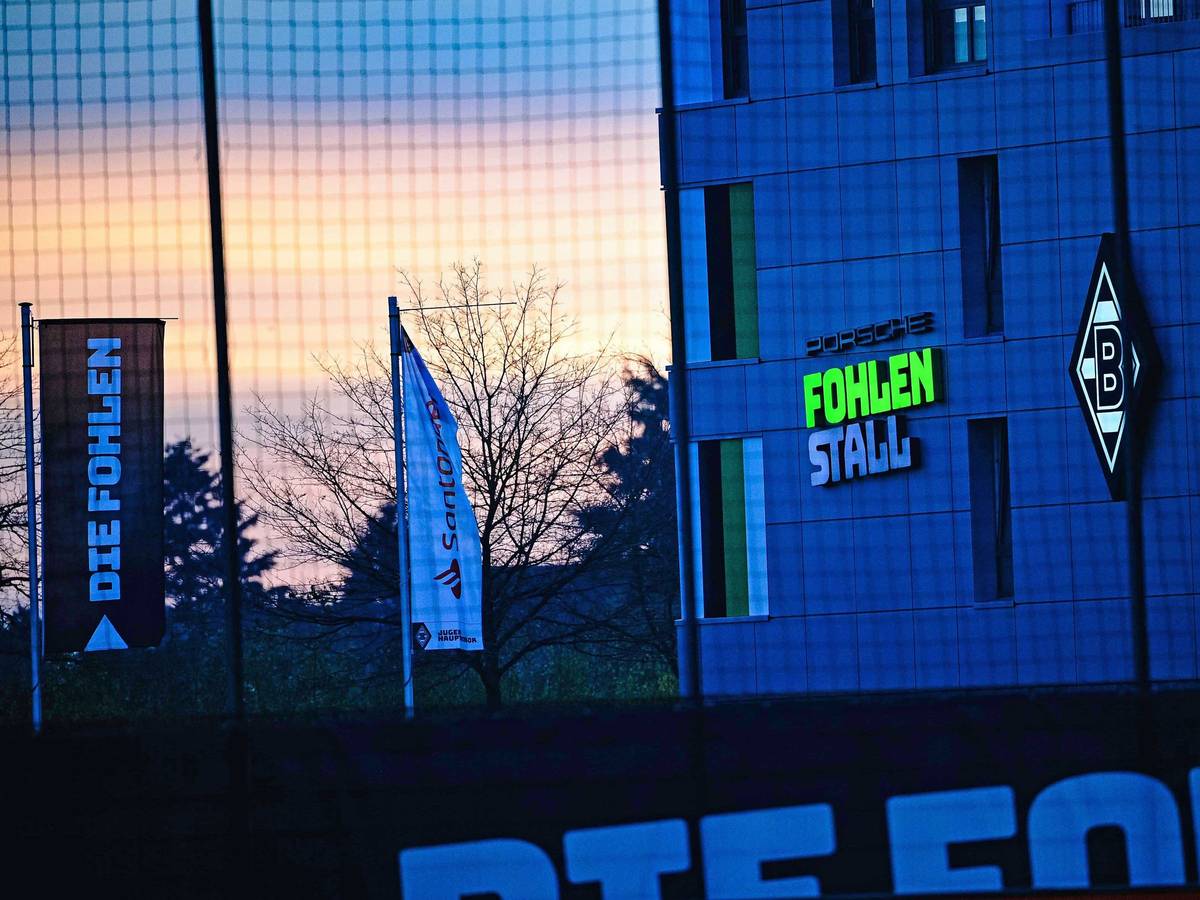 Der Fohlen-Stall im Borussia-Park, die Jugendakademie von Fußball-Bundesligist Borussia Mönchengladbach. Auf diesem Foto am 24. November 2020 zu sehen. Die Sonne geht unter und die Gladbach-Logos leuchten in der Abenddämmerung.