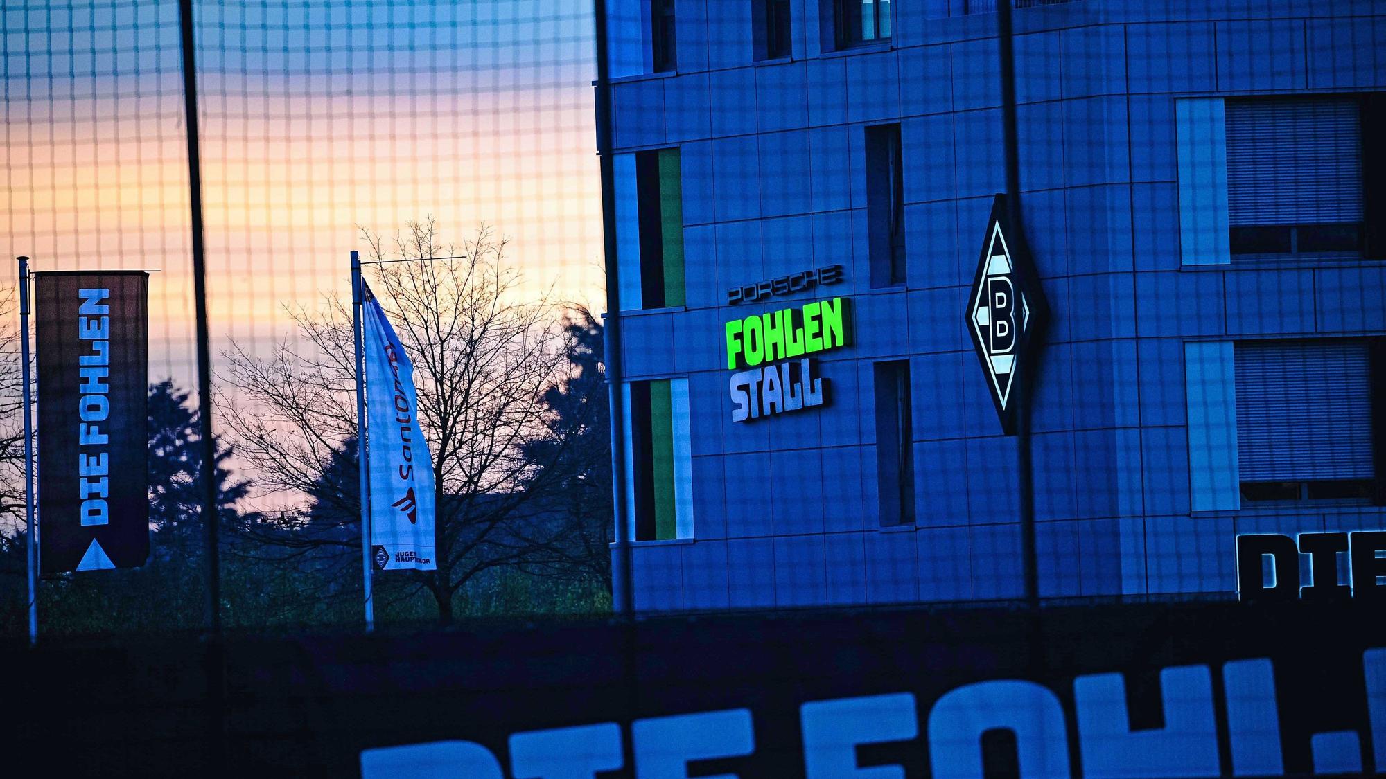 Der Fohlen-Stall im Borussia-Park, die Jugendakademie von Fußball-Bundesligist Borussia Mönchengladbach. Auf diesem Foto am 24. November 2020 zu sehen. Die Sonne geht unter und die Gladbach-Logos leuchten in der Abenddämmerung.