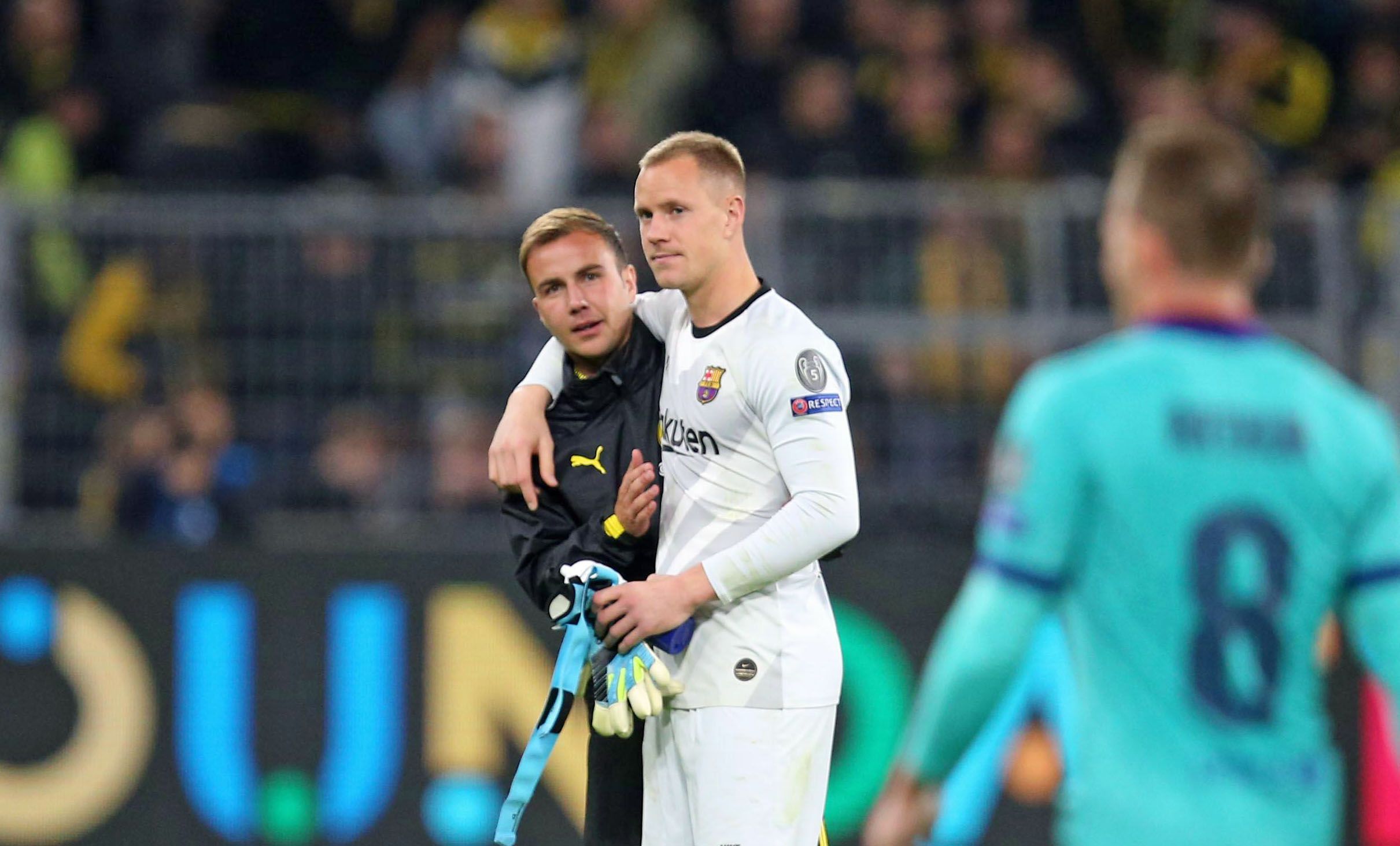Der gebürtige Mönchengladbacher und Barcelona-Keeper Marc-André ter Stegen (r.) mit Mario Götze (l., PSV Eindhoven) am 17. September 2019 in Dortmund. Die Spieler umarmen sich.