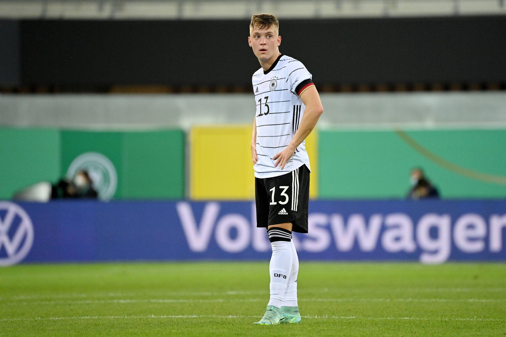 Luca Netz von Borussia Mönchengladbach, im Dress der DFB-Elf im Spiel gegen die U21 Israels in der Benteler Arena (7. Oktober 2021). Netz hat die Hände in den Hüften.