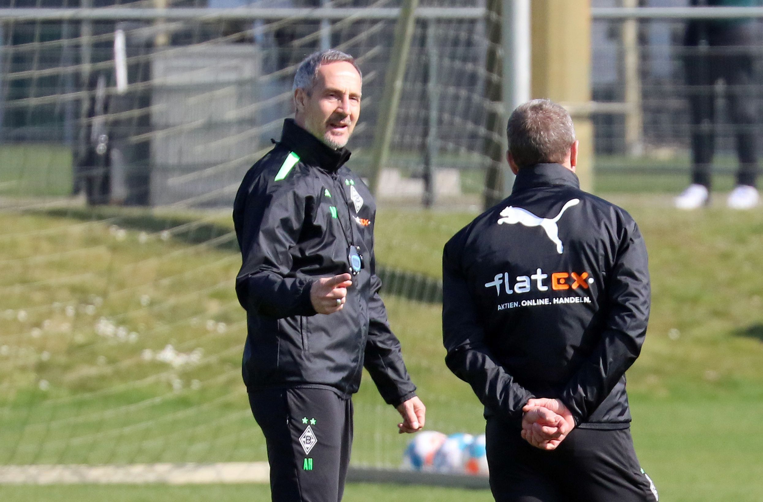 Gladbach-Trainer Adi Hütter (l.), hier zu sehen am 22. März 2022, ist nach auskurierter Coronainfektion zurück im Borussia-Park. Hütter spricht mit Co-Trainer Frank Geideck.