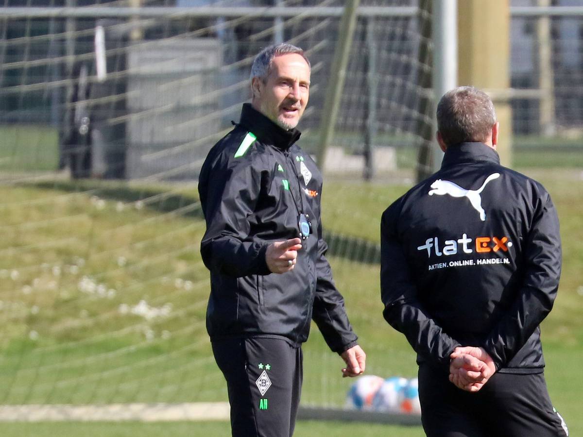 Gladbach-Trainer Adi Hütter (l.), hier zu sehen am 22. März 2022, ist nach auskurierter Coronainfektion zurück im Borussia-Park. Hütter spricht mit Co-Trainer Frank Geideck.