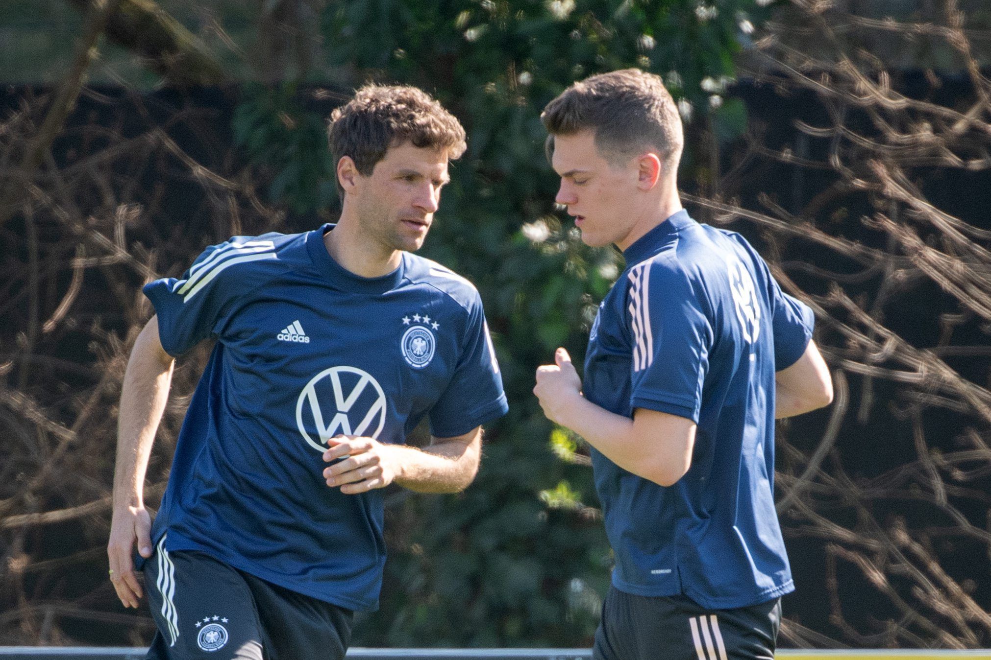 Thomas Müller (l) und Matthias Ginter trainieren.