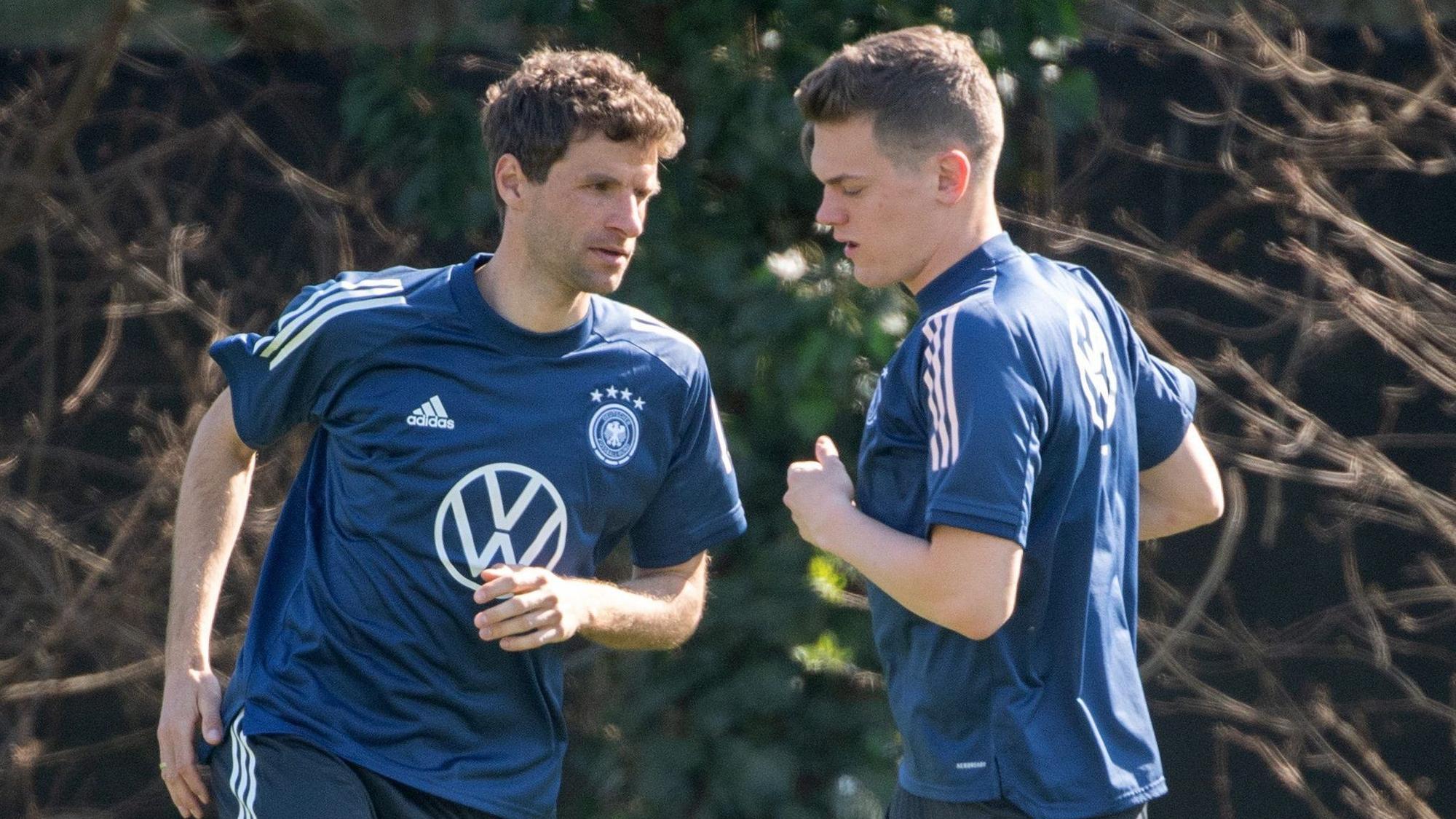 Thomas Müller (l) und Matthias Ginter trainieren.