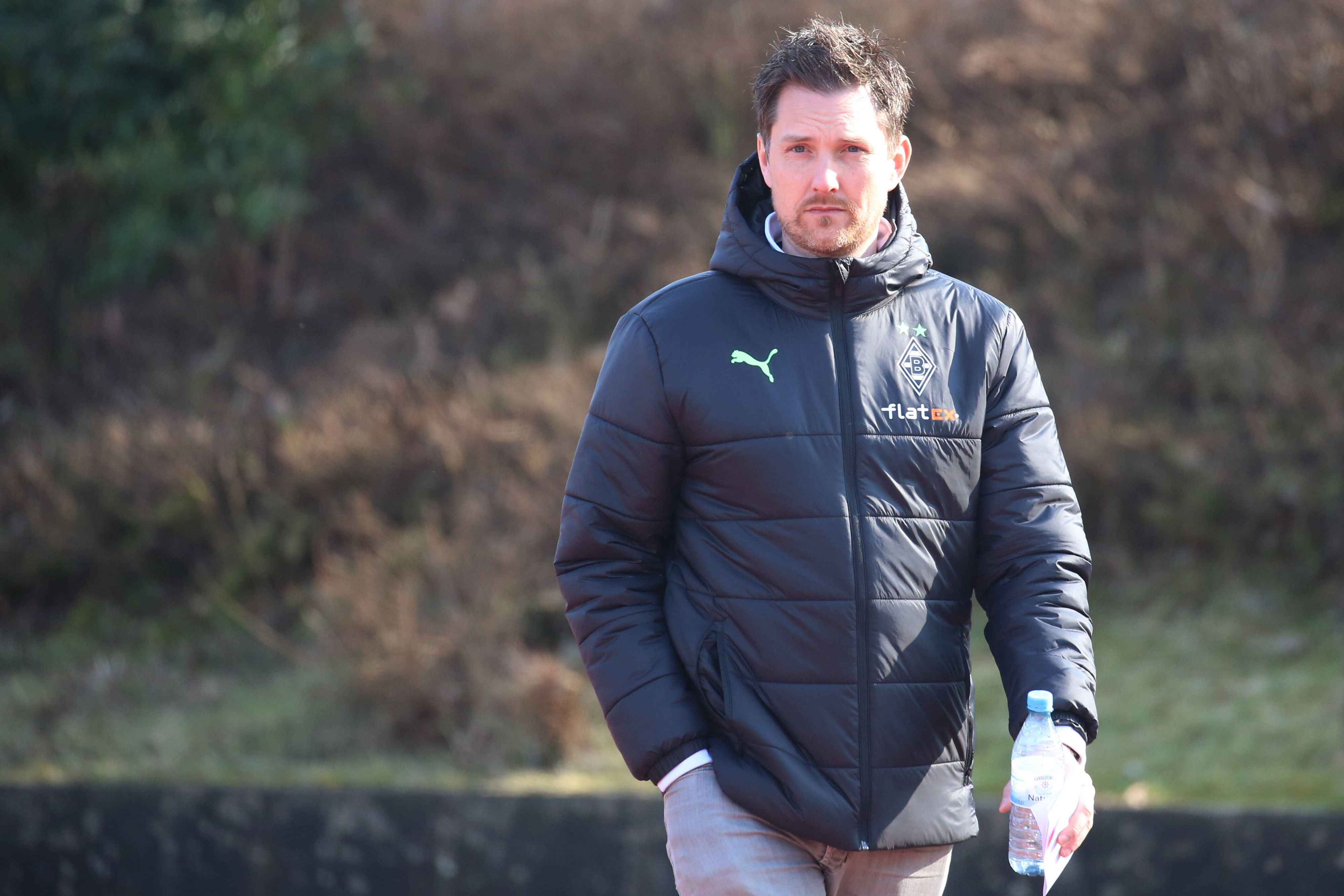 Das ist der neue Mann für den Nachwuchs! Mirko Sandmöller, der neue NLZ-Direktor von Borussia Mönchengladbach, packt in Zukunft das Projekt Talententwicklung im Fohlenstall an. Das Foto zeigt Sandmöller vor der Regionalliga-West Partie gegen TSV Alemannia Aachen (5. März 2022) im Grenzlandstadion.