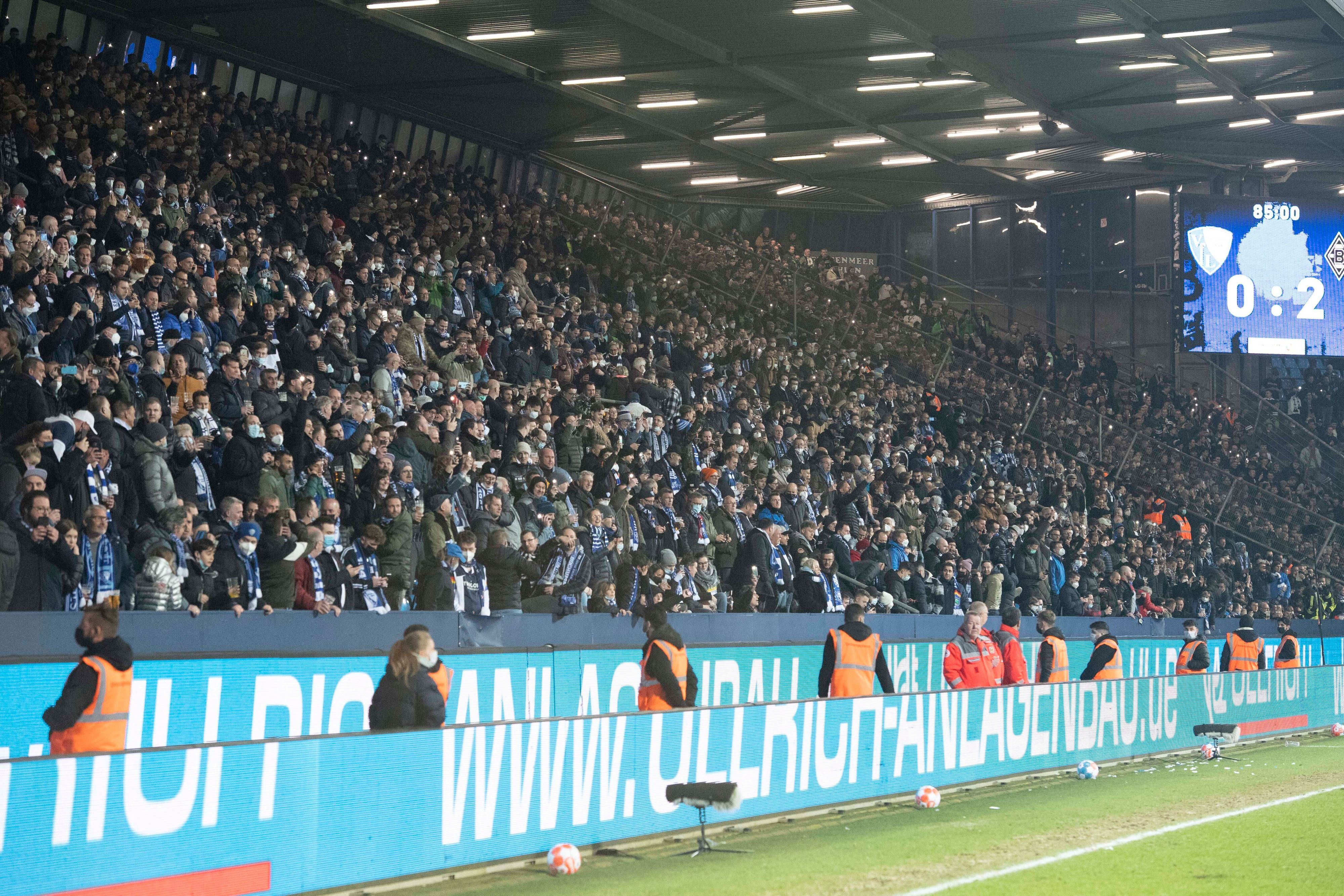 Das Bundesliga-Duell zwischen dem VfL Bochum und Borussia Mönchengladbach ist am 18. März 2022 beim Stand von 2:0 für die Gäste abgebrochen worden. Die Ordner stehen vor der Tribüne, die voller Zuschauer ist.