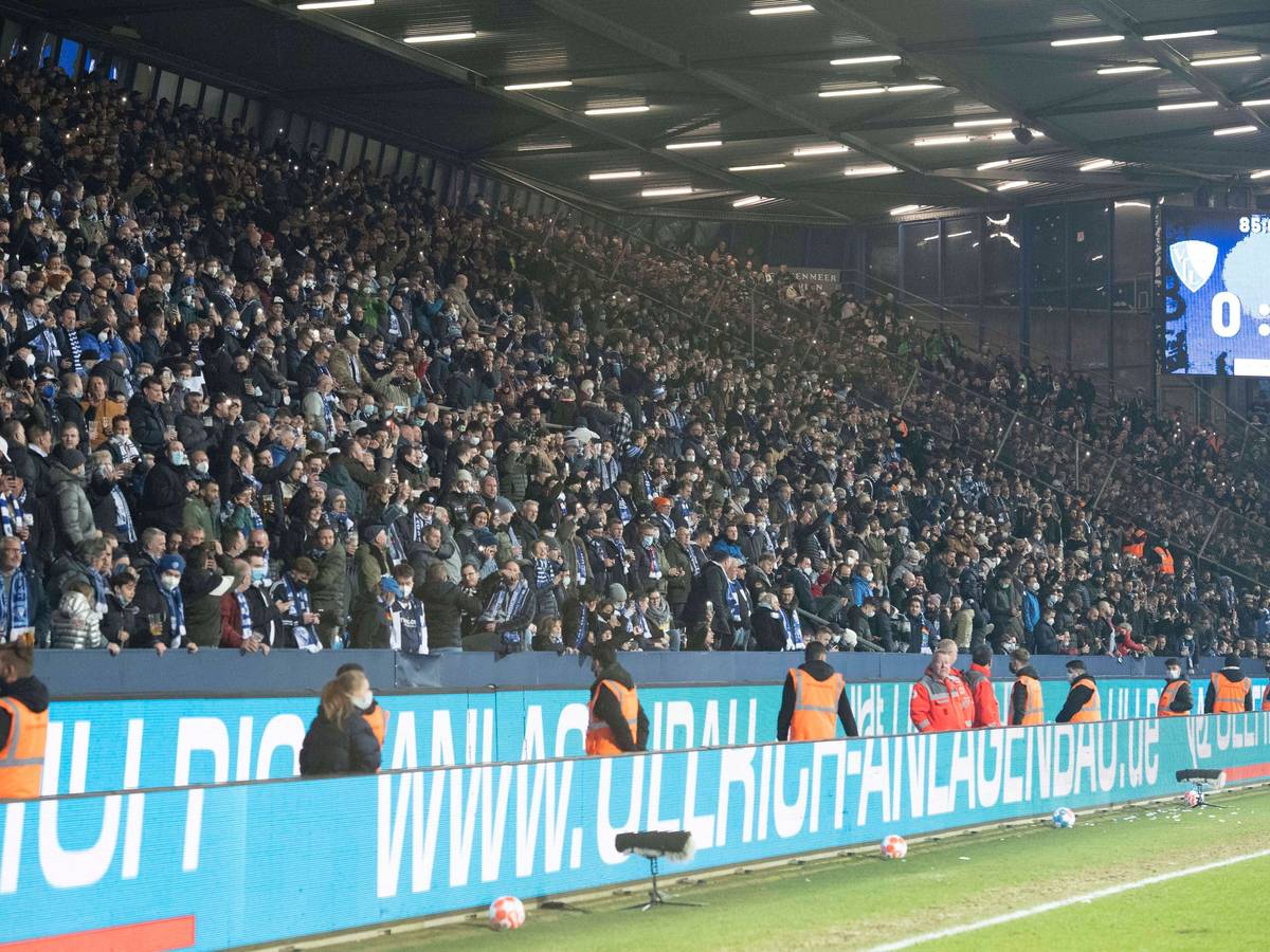 Das Bundesliga-Duell zwischen dem VfL Bochum und Borussia Mönchengladbach ist am 18. März 2022 beim Stand von 2:0 für die Gäste abgebrochen worden. Die Ordner stehen vor der Tribüne, die voller Zuschauer ist.