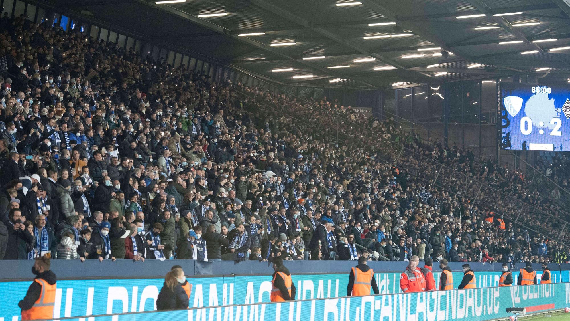 Das Bundesliga-Duell zwischen dem VfL Bochum und Borussia Mönchengladbach ist am 18. März 2022 beim Stand von 2:0 für die Gäste abgebrochen worden. Die Ordner stehen vor der Tribüne, die voller Zuschauer ist.