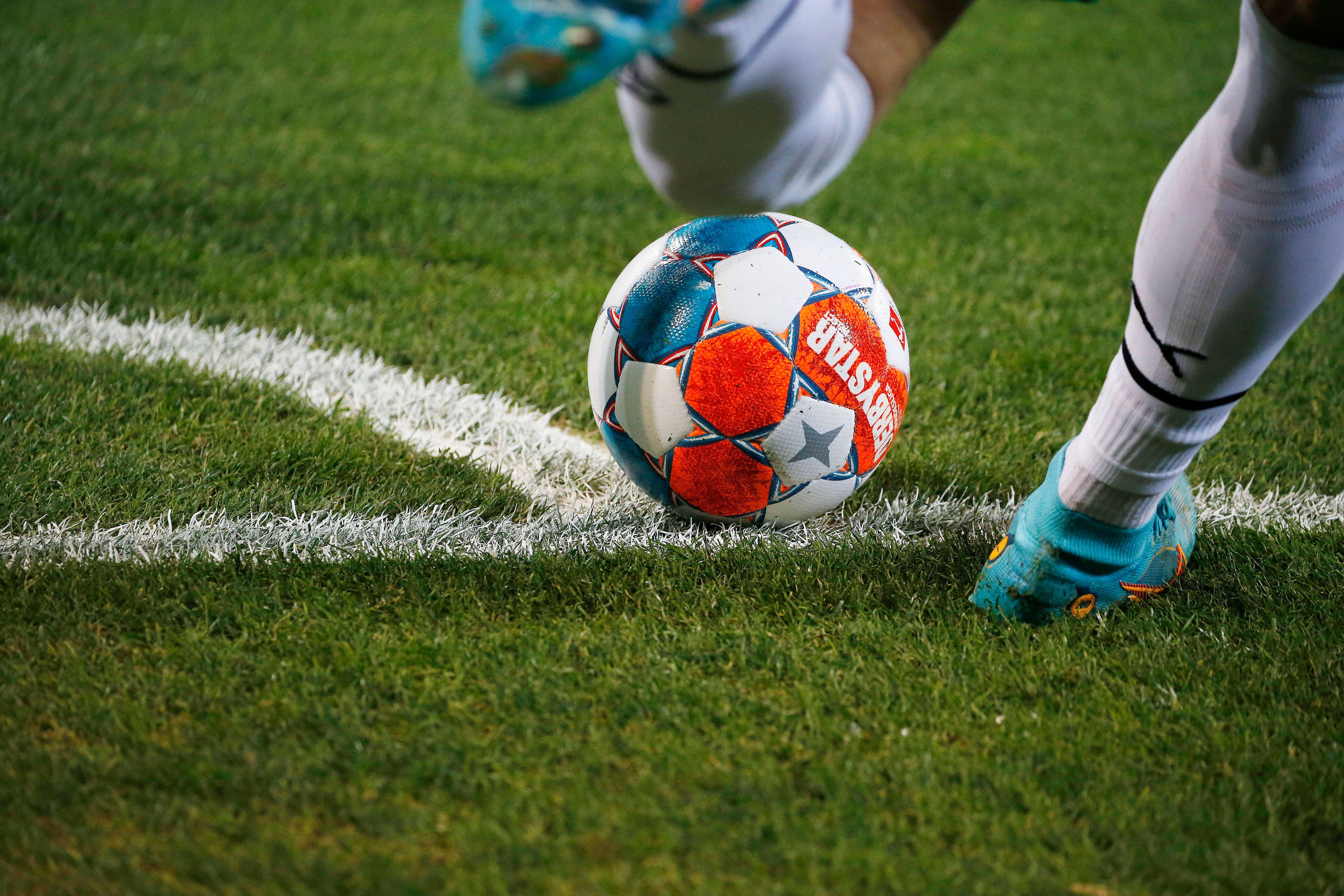 Die Deutsche Fußball Liga (DFL) hat am Donnerstag (24. März 2022) die genauen Termine für die restlichen Spieltage in der Fußball-Bundesliga offiziell gemacht.  Der offizielle Spielball von Derbystar liegt an der Spielfeldmarkierung zur Ausführung eines Eckballs bereit im Gladbacher Borussia-Park am 19. März 2022.