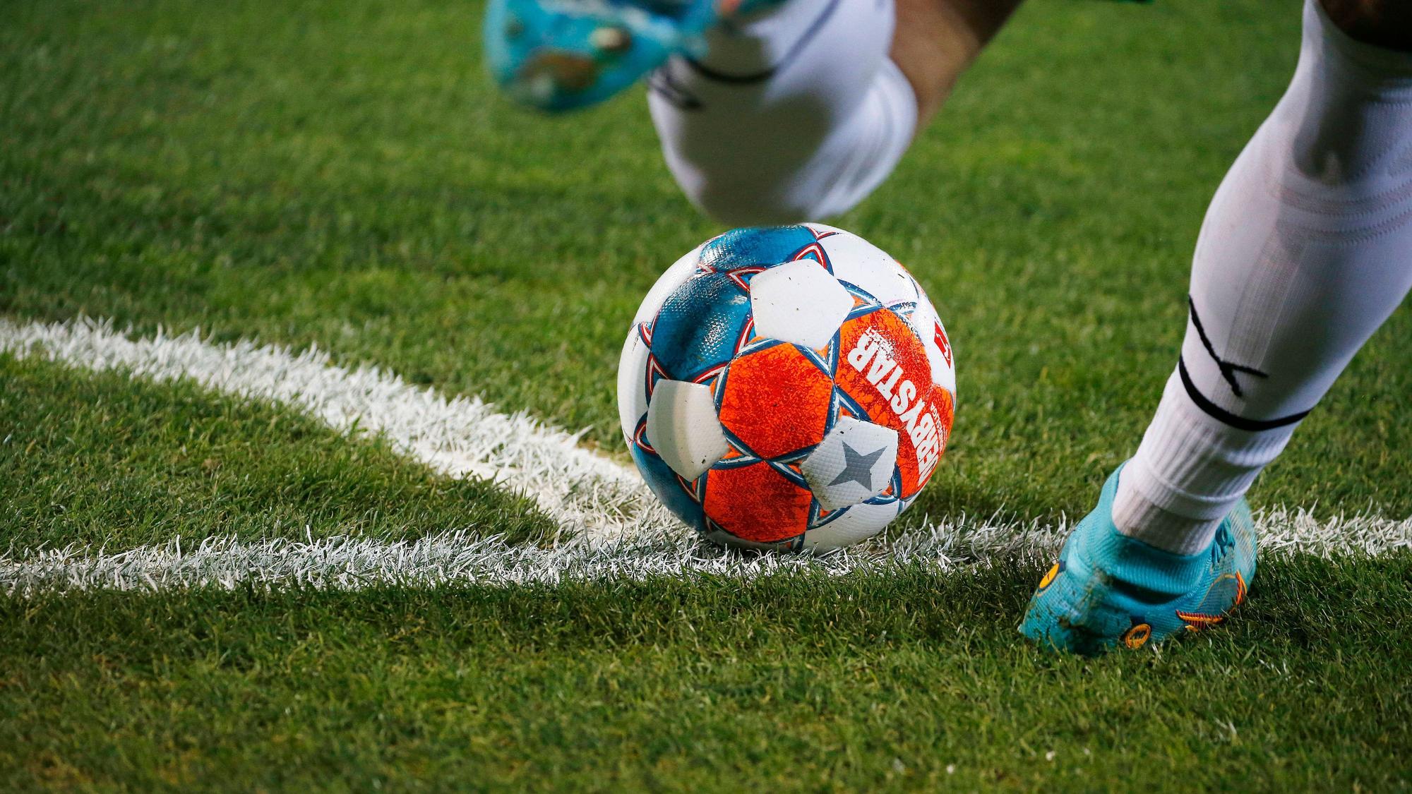 Die Deutsche Fußball Liga (DFL) hat am Donnerstag (24. März 2022) die genauen Termine für die restlichen Spieltage in der Fußball-Bundesliga offiziell gemacht. Der offizielle Spielball von Derbystar liegt an der Spielfeldmarkierung zur Ausführung eines Eckballs bereit im Gladbacher Borussia-Park am 19. März 2022.