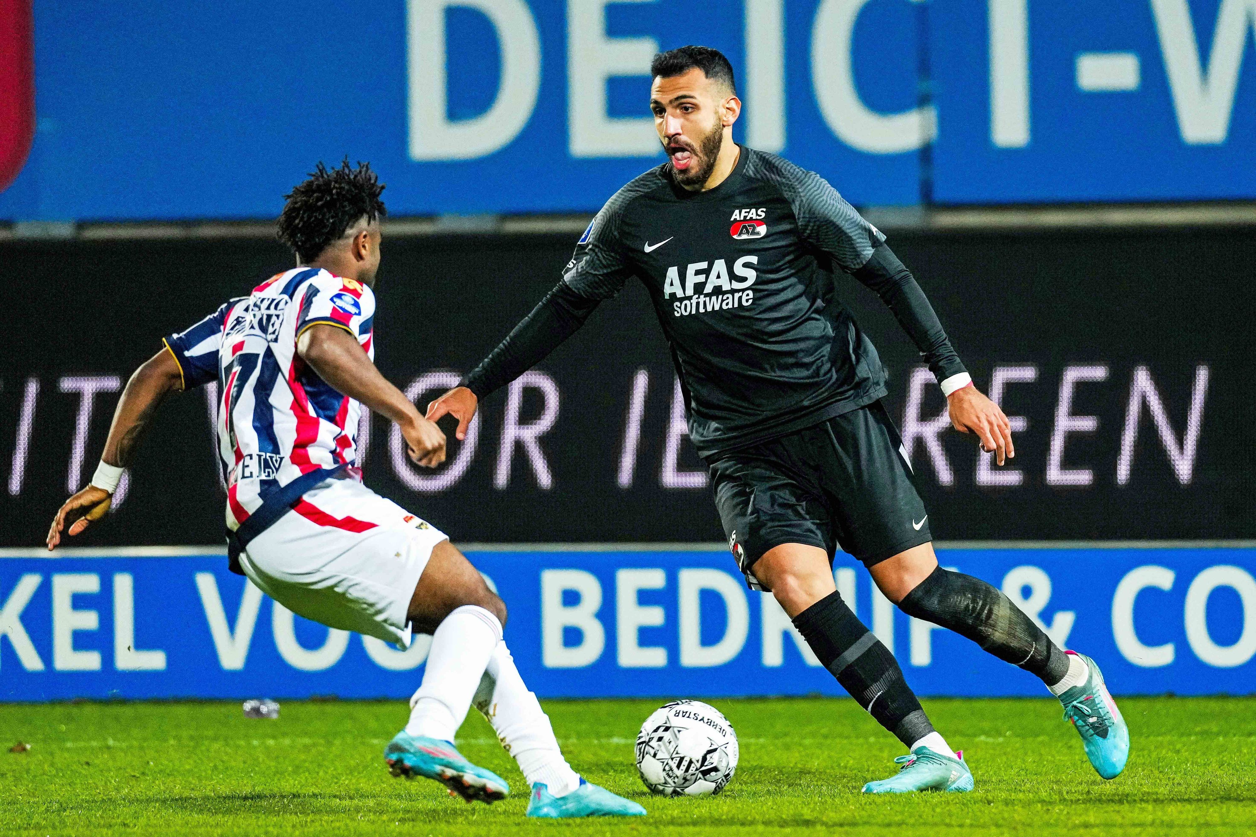 Stürmer Vangelis Pavlidis (r.) im Duell zwischen Willem II und AZ Alkmaar am 20. März 2022 in der niederländischen „Eredivisie“. Pavlidis hat den Ball am Fuß.