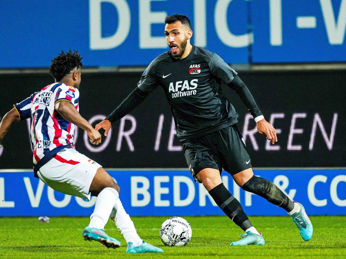 Stürmer Vangelis Pavlidis (r.) im Duell zwischen Willem II und AZ Alkmaar am 20. März 2022 in der niederländischen „Eredivisie“. Pavlidis hat den Ball am Fuß.