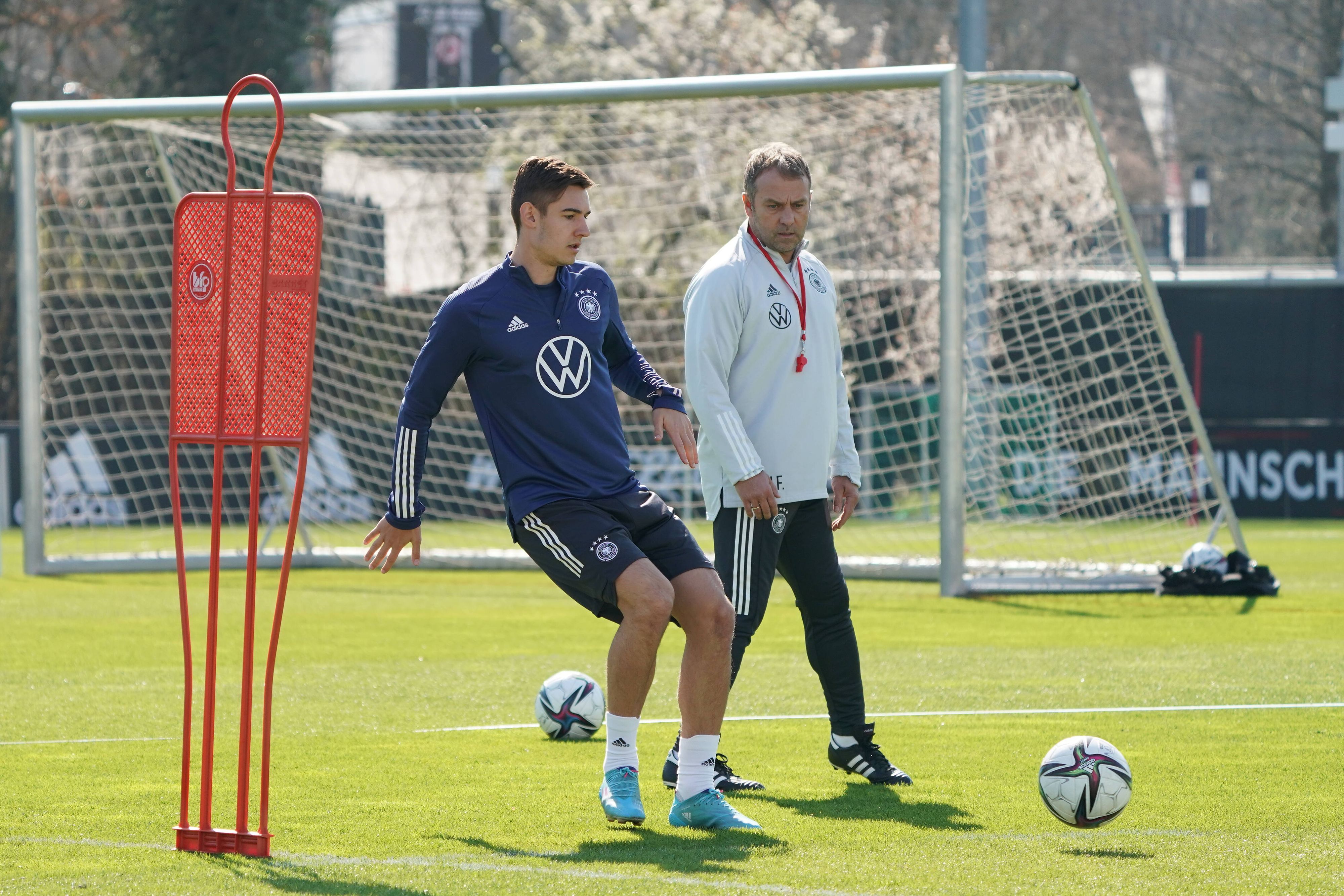 Gladbach-Profi Florian Neuhaus (l.) während einer Trainingseinheit der DFB-Elf am 22. März 2022. Bundestrainer Hansi Flick (r.) schaut genau hin.