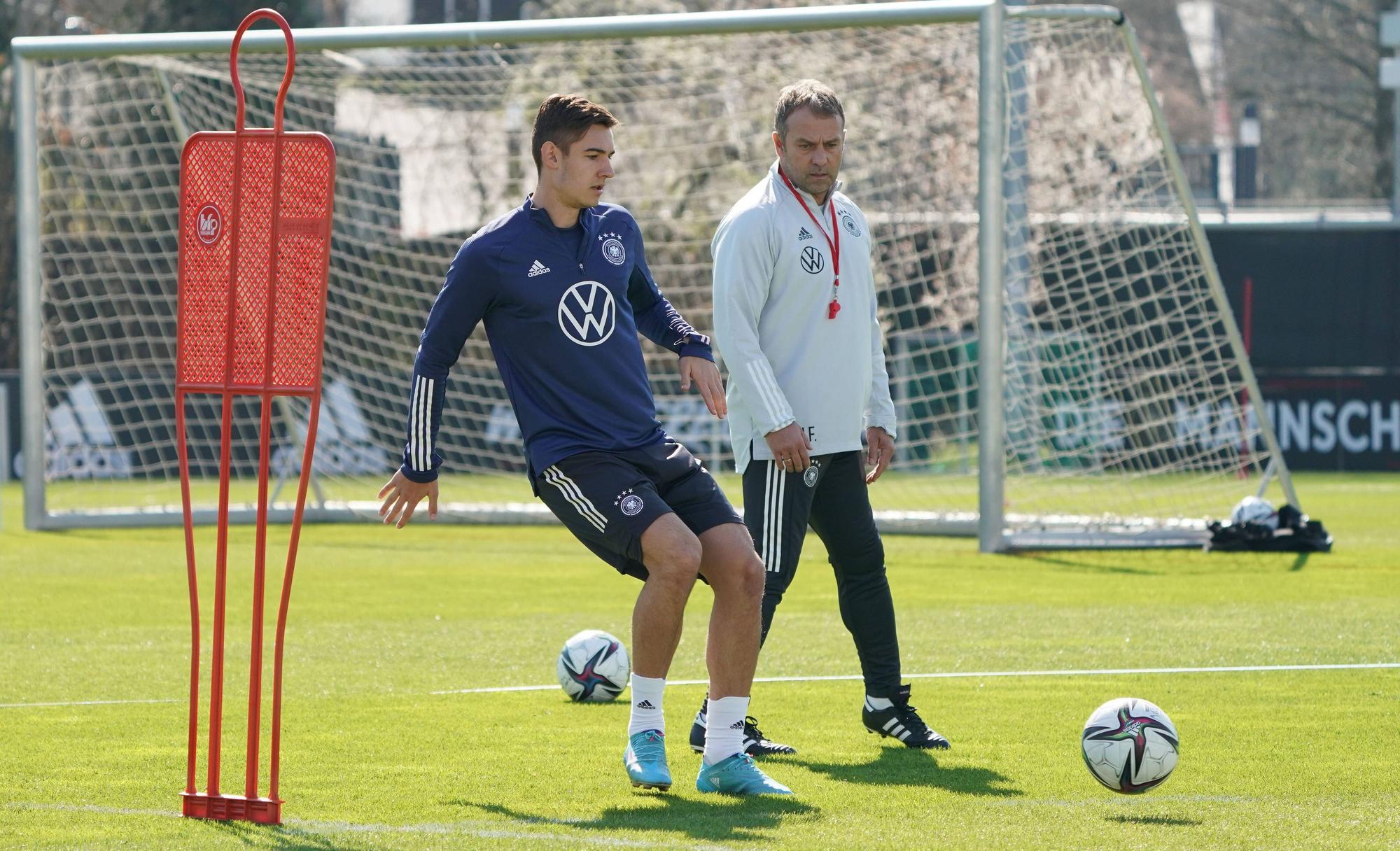 Gladbach-Profi Florian Neuhaus (l.) während einer Trainingseinheit der DFB-Elf am 22. März 2022. Bundestrainer Hansi Flick (r.) schaut genau hin.