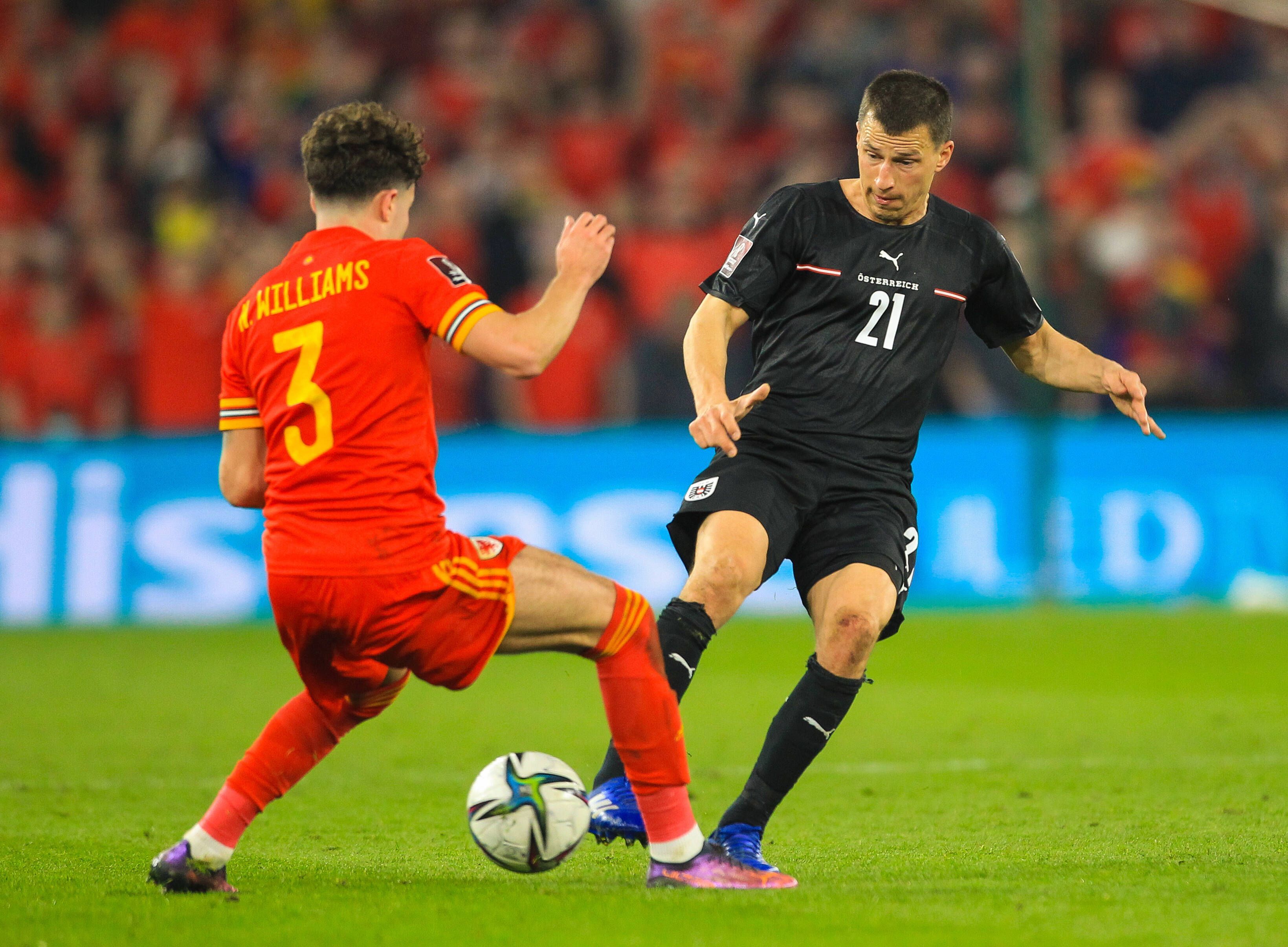 Gladbach-Profi Stefan Lainer (r.) hat mit Österreich im Duell (24. März 2022) gegen Wales die WM-Teilnahme verpasst. In dieser Szene ist der Verteidiger im Zweikampf mit Neco Williams (l.) zu sehen. Lainer spielt den Ball.