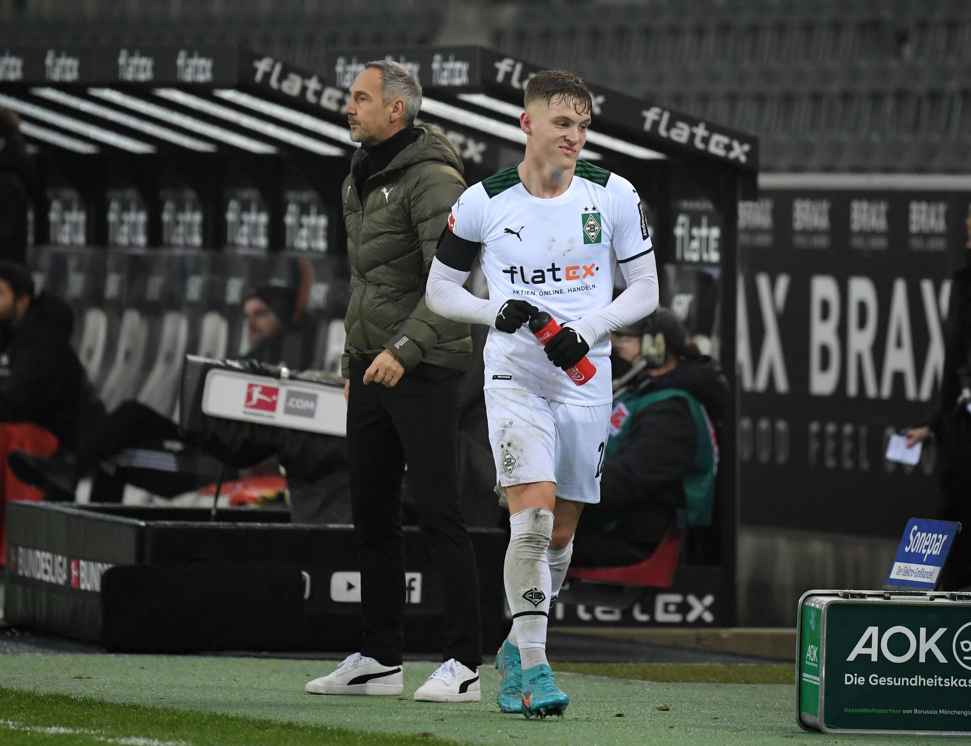 Borussia Mönchengladbachs Spieler Luca Netz (r.) und sein Trainer Adi Hütter (l.) während einer Bundesligapartie am 22. Januar 2022.