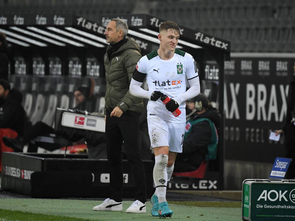 Borussia Mönchengladbachs Spieler Luca Netz (r.) und sein Trainer Adi Hütter (l.) während einer Bundesligapartie am 22. Januar 2022.