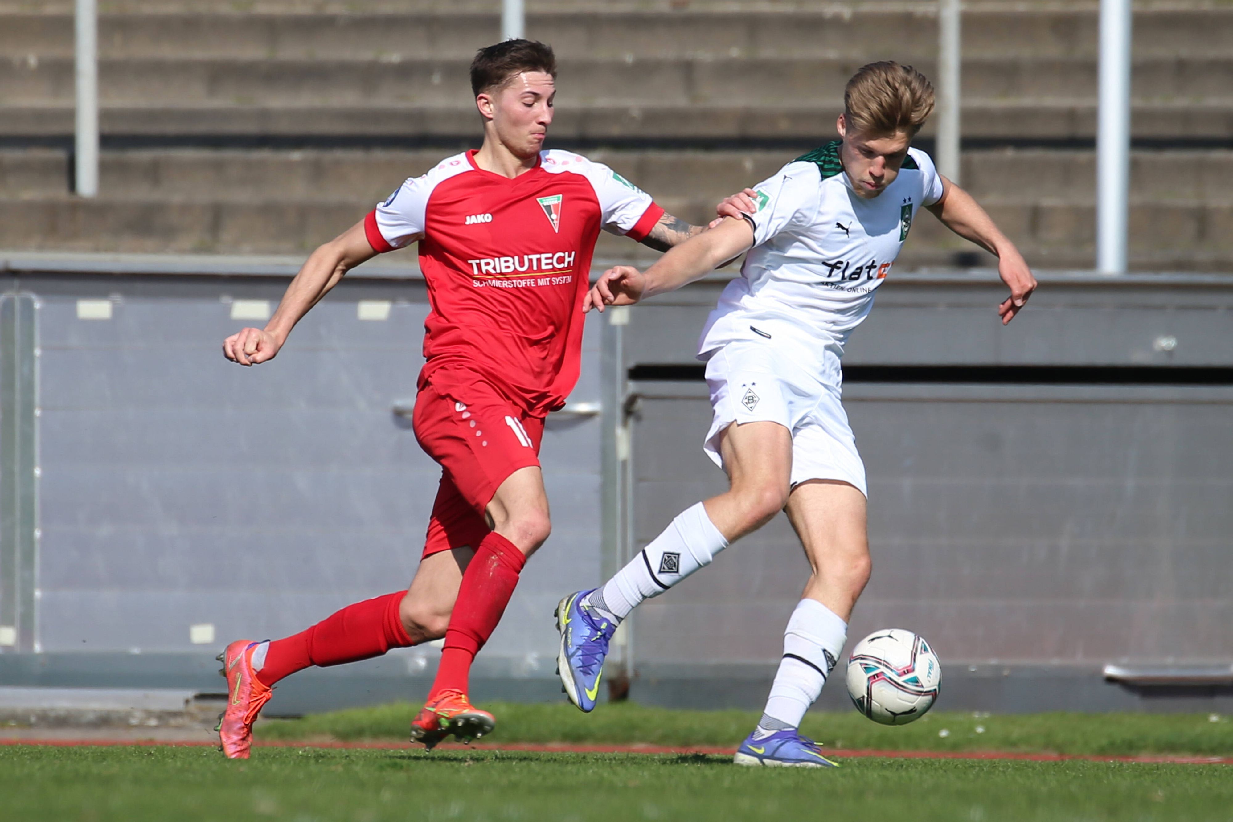 Jan Bach (l.) im Duell mit Gladbach-Spieler Michael Wentzl in der Partie Borussia Mönchengladbach gegen FC Wegberg-Beeck am 26. März 2022.
