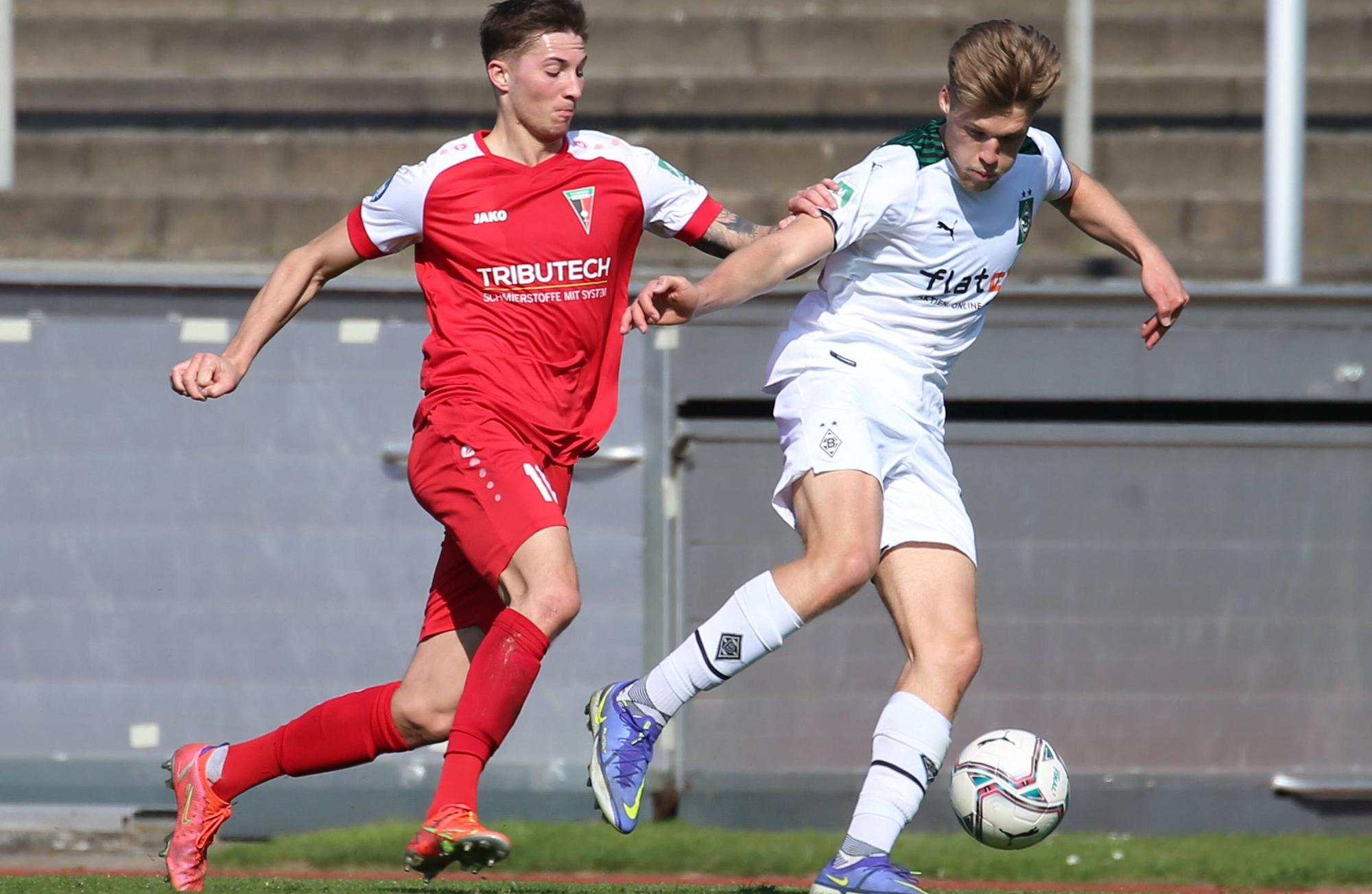 Jan Bach (l.) im Duell mit Gladbach-Spieler Michael Wentzl in der Partie Borussia Mönchengladbach gegen FC Wegberg-Beeck am 26. März 2022.