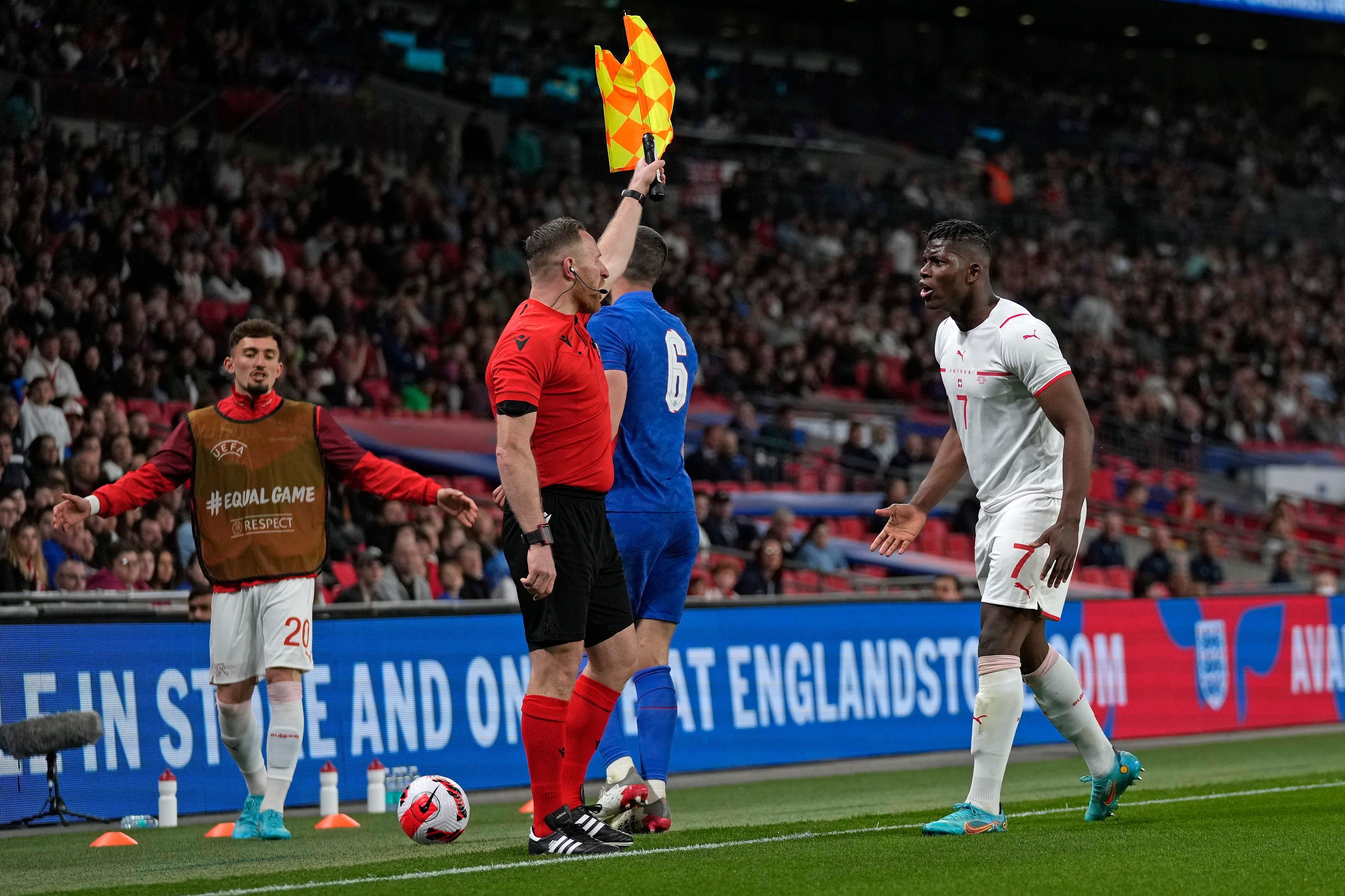 Breel Embolo brüllt im Länderspiel der Schweiz den Linienrichter an.