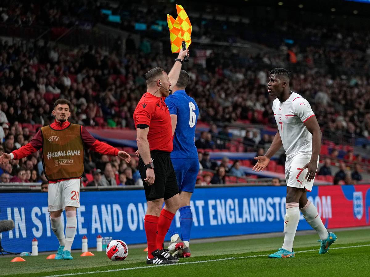 Breel Embolo brüllt im Länderspiel der Schweiz den Linienrichter an.