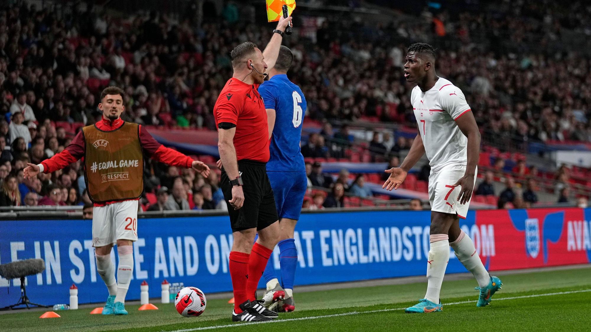 Breel Embolo brüllt im Länderspiel der Schweiz den Linienrichter an.