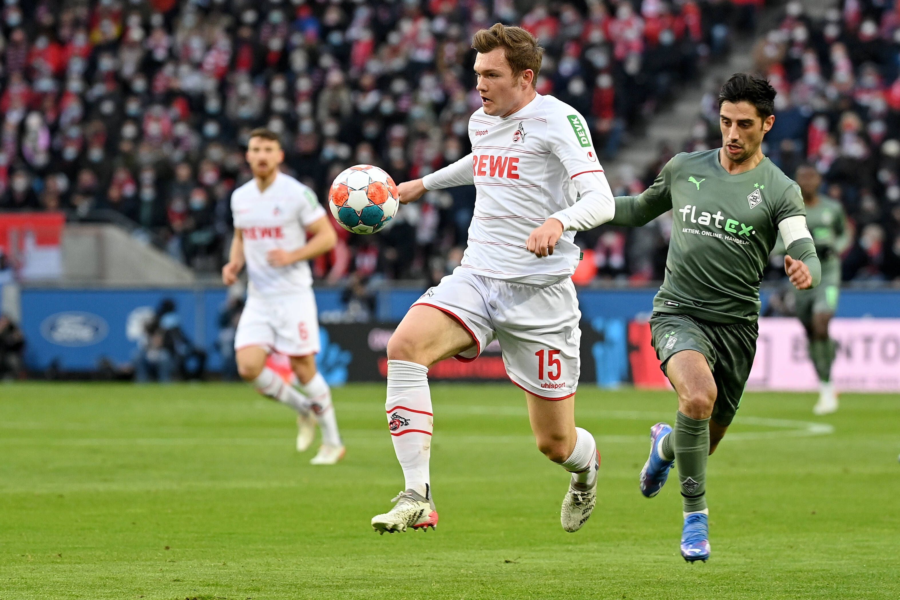 Im Hinspiel oft zweiter Sieger. Luca Kilian (l.) gewinnt den Zweikampf gegen Lars Stindl (r.). Aufgenommen während des Bundesliga-Derbys zwischen dem 1. FC Köln und Borussia Mönchengladbach am 27 November 2021.