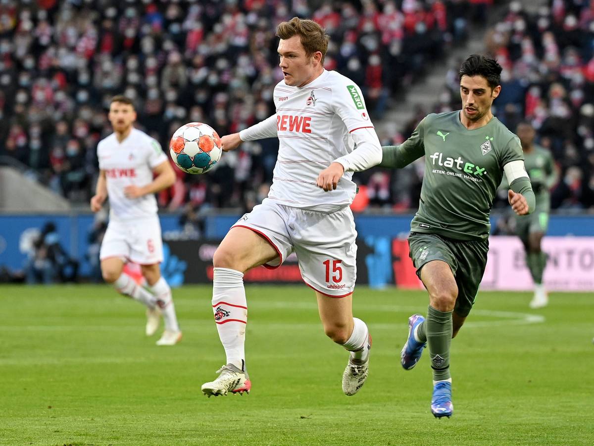 Im Hinspiel oft zweiter Sieger. Luca Kilian (l.) gewinnt den Zweikampf gegen Lars Stindl (r.). Aufgenommen während des Bundesliga-Derbys zwischen dem 1. FC Köln und Borussia Mönchengladbach am 27 November 2021.