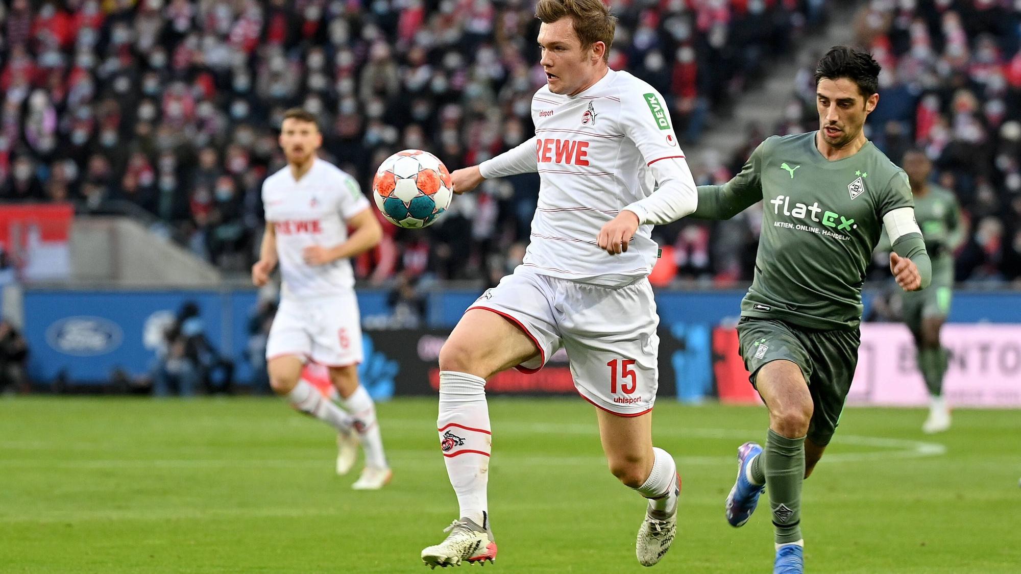 Im Hinspiel oft zweiter Sieger. Luca Kilian (l.) gewinnt den Zweikampf gegen Lars Stindl (r.). Aufgenommen während des Bundesliga-Derbys zwischen dem 1. FC Köln und Borussia Mönchengladbach am 27 November 2021.