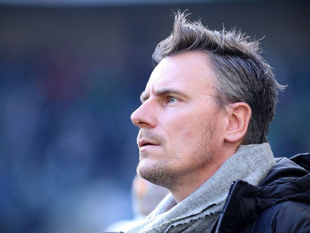 Steffen Korell, Chefscout von Borussia Mönchengladbach, schaut am 10. November 2019 nachdenklich in die Ferne.
