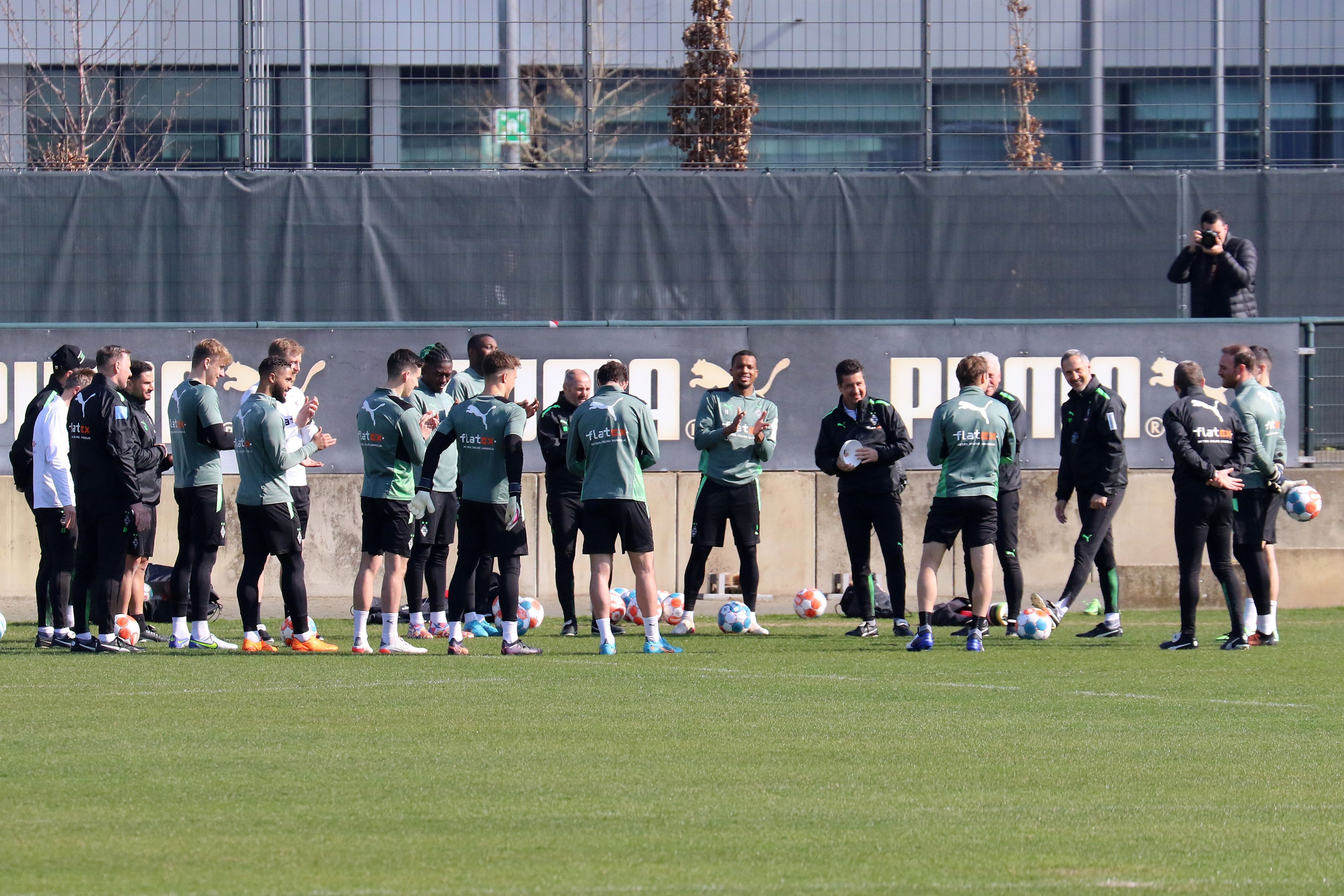Am Dienstag (29. März 2022) startet das Team von Borussia Mönchengladbach in die neue Trainingswoche. Das Foto zeigt die Gruppe am 22. März bei einer Einheit im Borussia-Park.