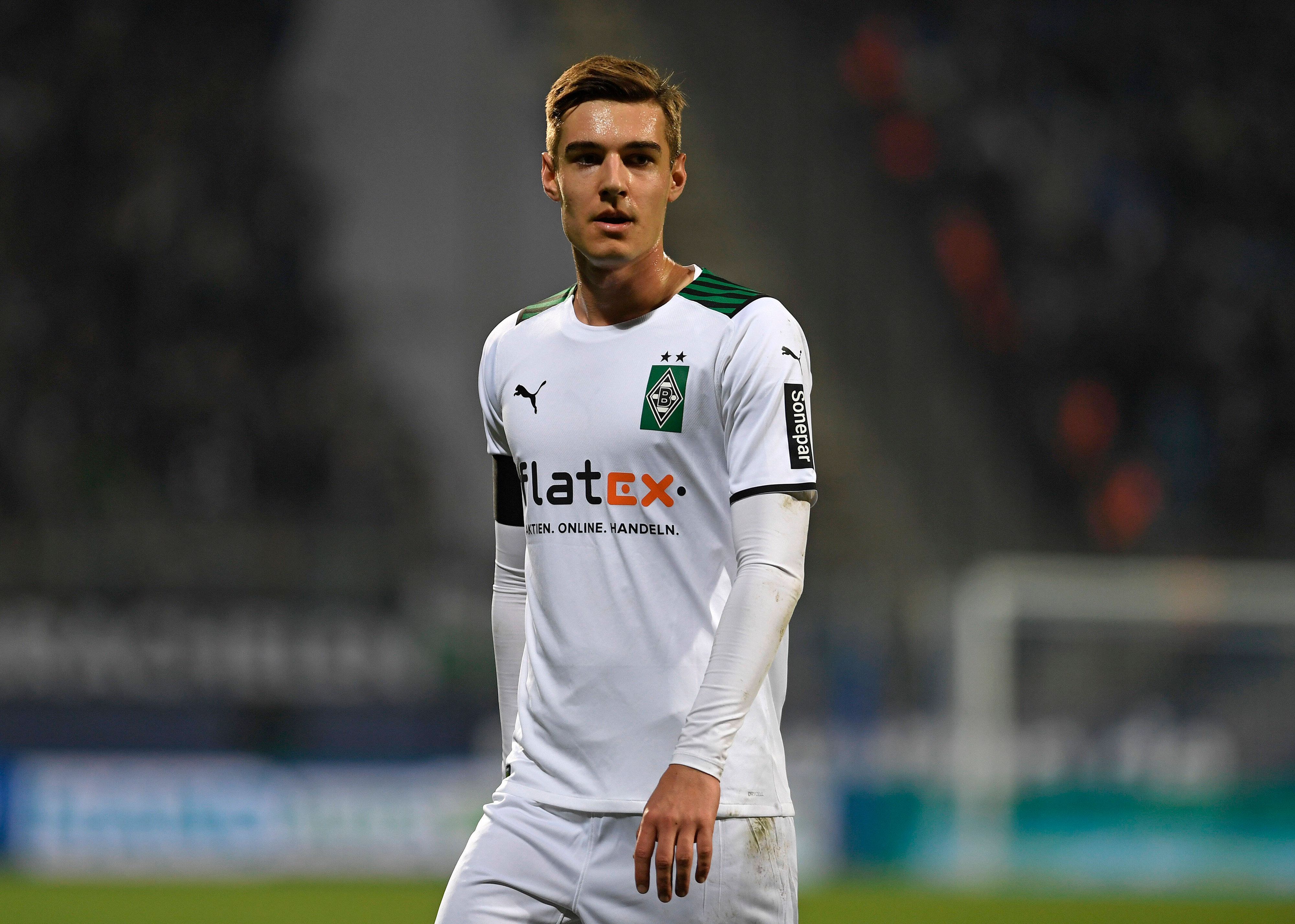 Florian Neuhaus von Borussia Mönchengladbach, hier am 18. März 2022 beim Auswärtsspiel in Bochum, schaut laufend in die Kamera.