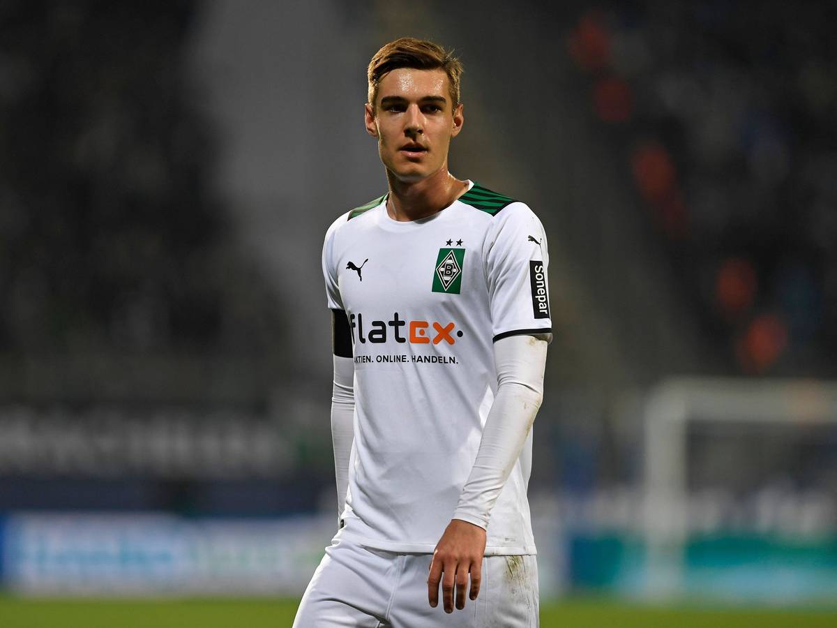 Florian Neuhaus von Borussia Mönchengladbach, hier am 18. März 2022 beim Auswärtsspiel in Bochum, schaut laufend in die Kamera.