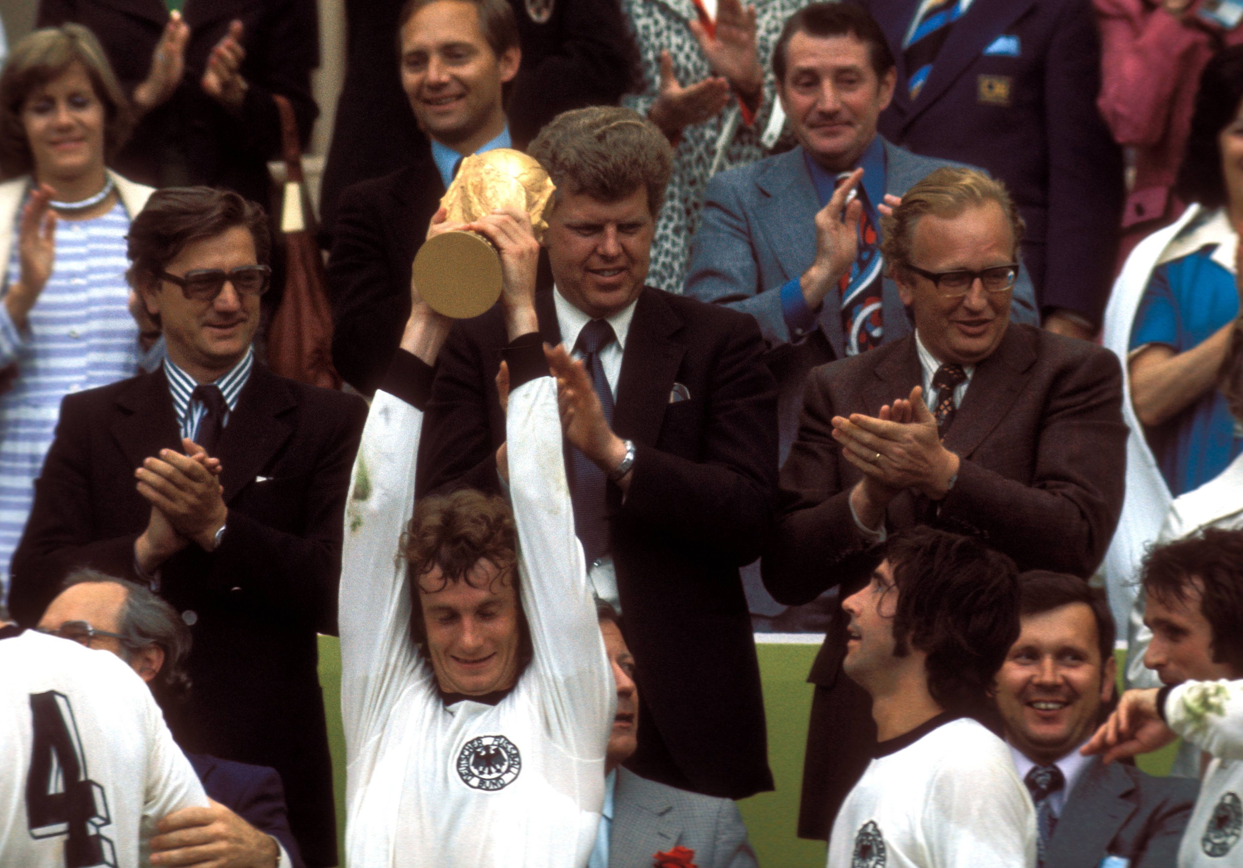 Rainer Bonhof mit dem Weltpokal am 7. Juli 1974 im Münchner Olympiastadion. Gerd Müller (r.) schaut schon sehnsüchtig auf die Trophäe.