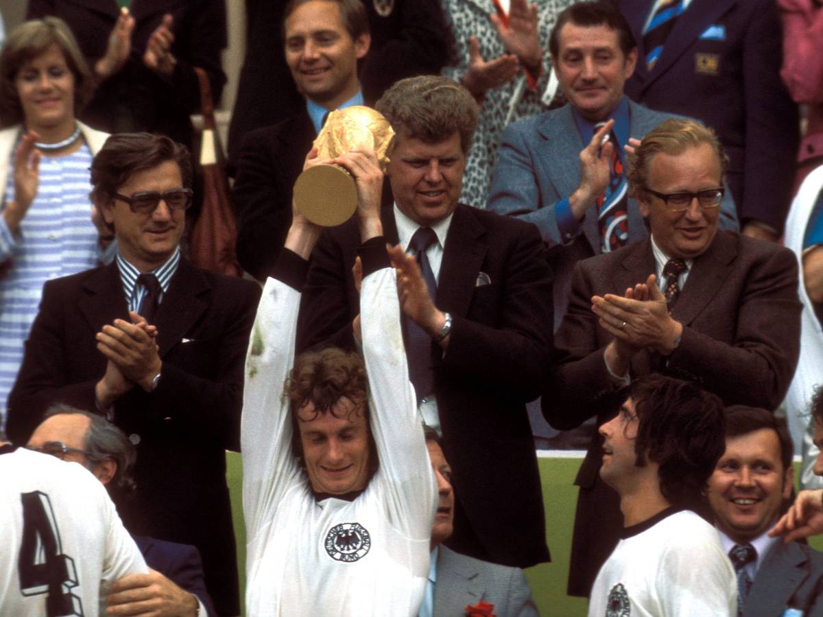 Rainer Bonhof mit dem Weltpokal am 7. Juli 1974 im Münchner Olympiastadion. Gerd Müller (r.) schaut schon sehnsüchtig auf die Trophäe.