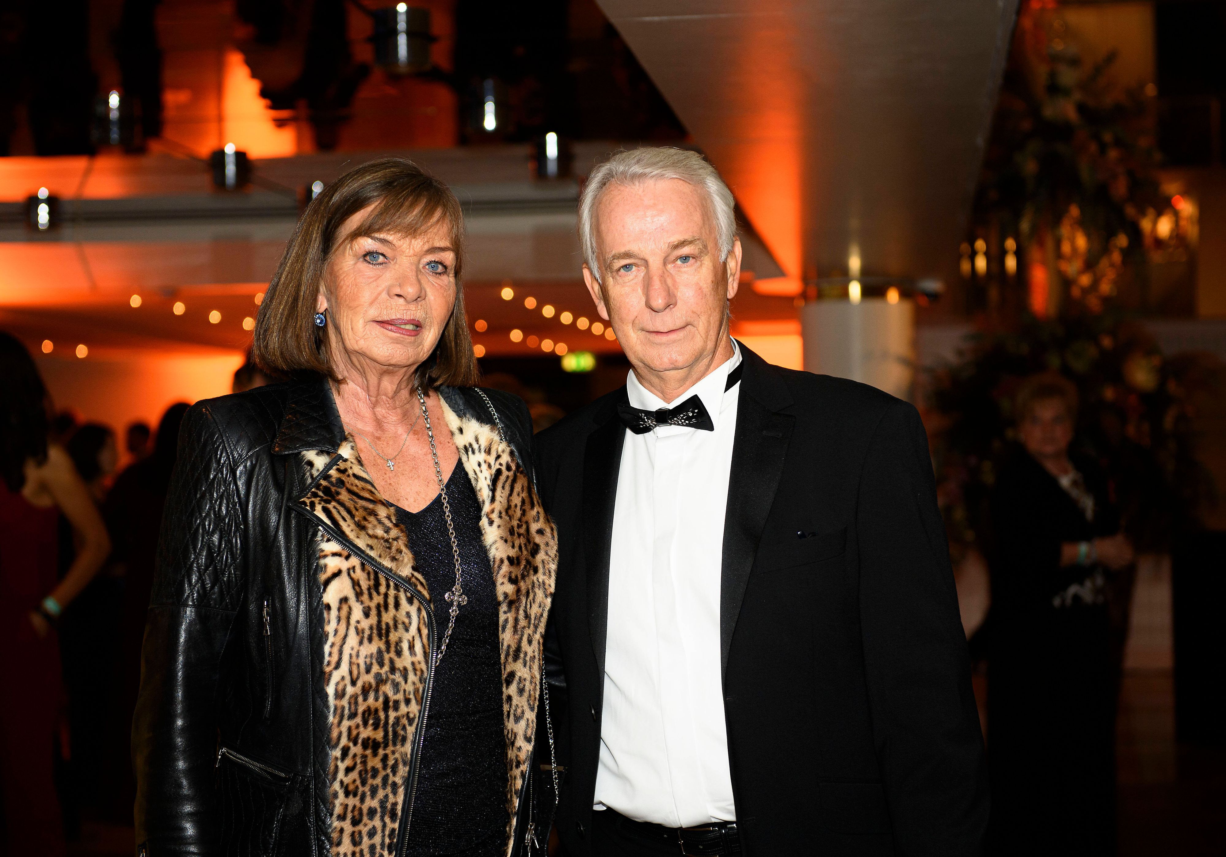 Rainer Bonhof (r.) mit seiner Ehefrau Roswitha (l.) beim Sportpresseball am 6. November 2021 in Frankfurt.