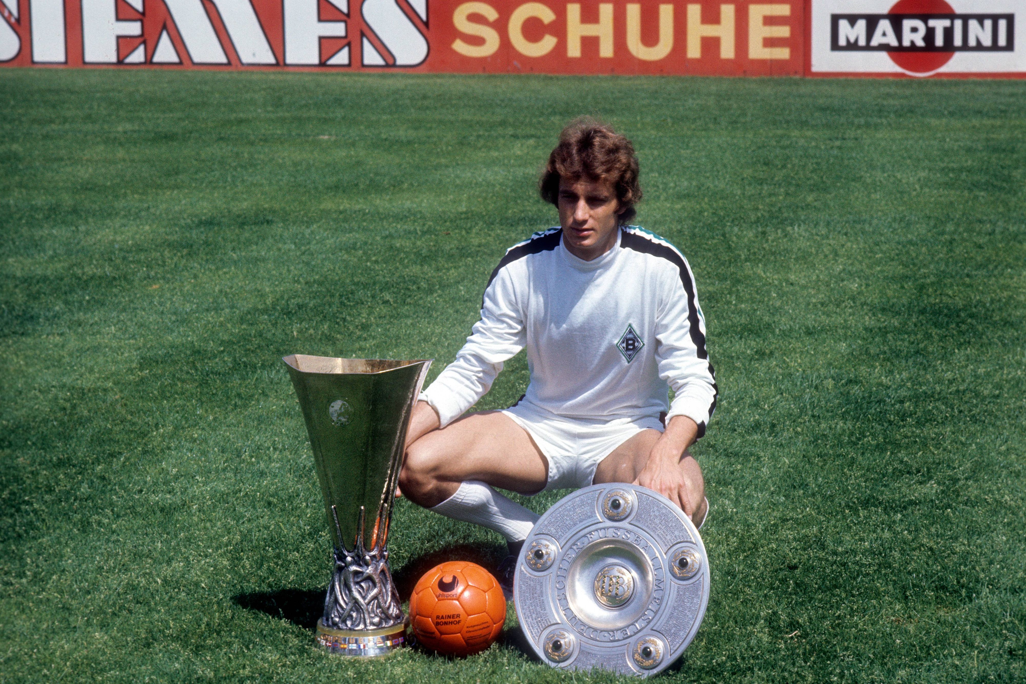 Rainer Bonhof als Spieler von Borussia Mönchengladbach mit der Meisterschale und dem UEFA-Pokal am 20. Juni 1975 auf dem Rasen des Bökelberg-Stadions.