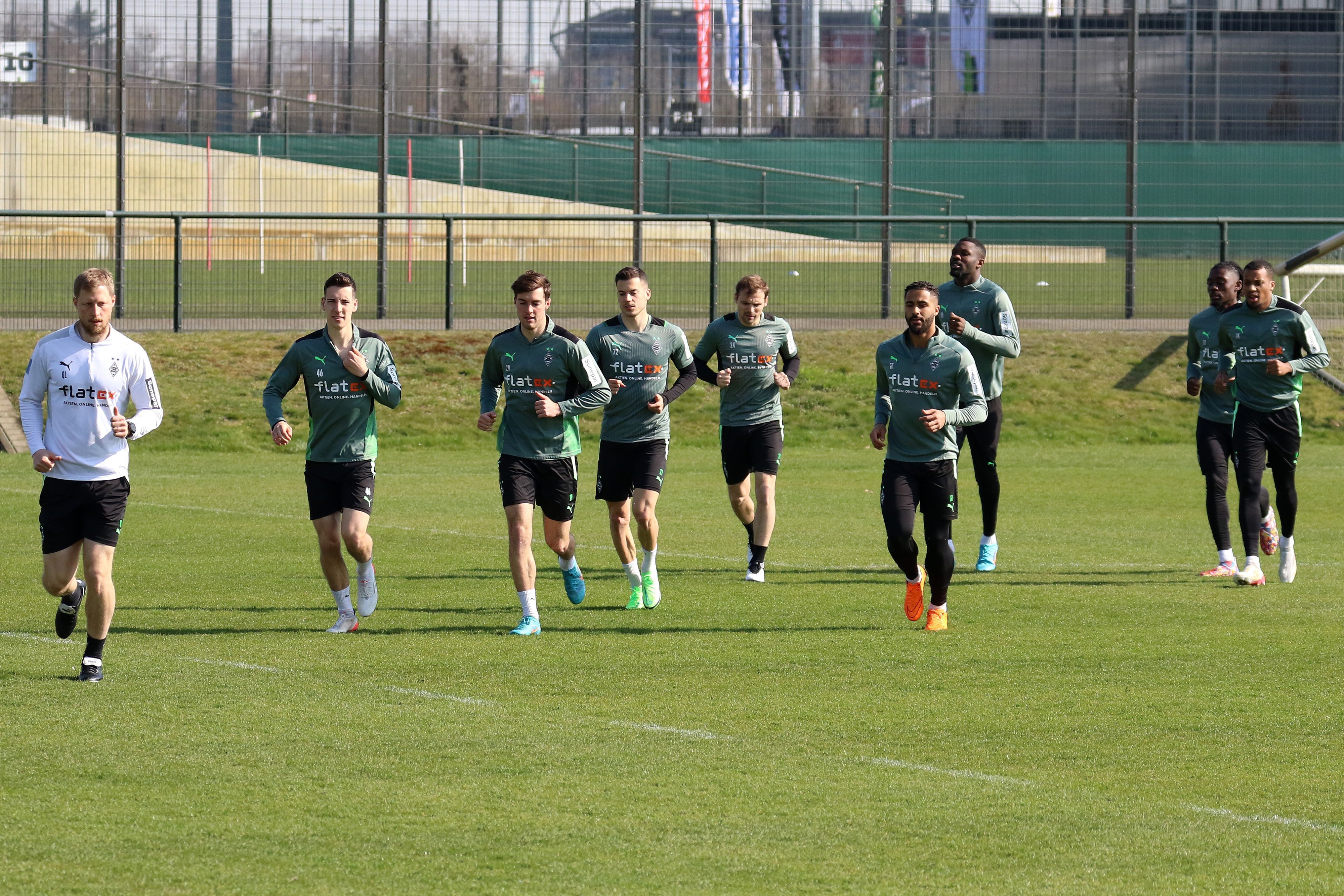 Tony Jantschke, Keanan Bennetts, Marcus Thuram, Manu Koné und Alassane Plea joggen am 22. März 2022 über den Trainingsplatz im Borussia-Park.