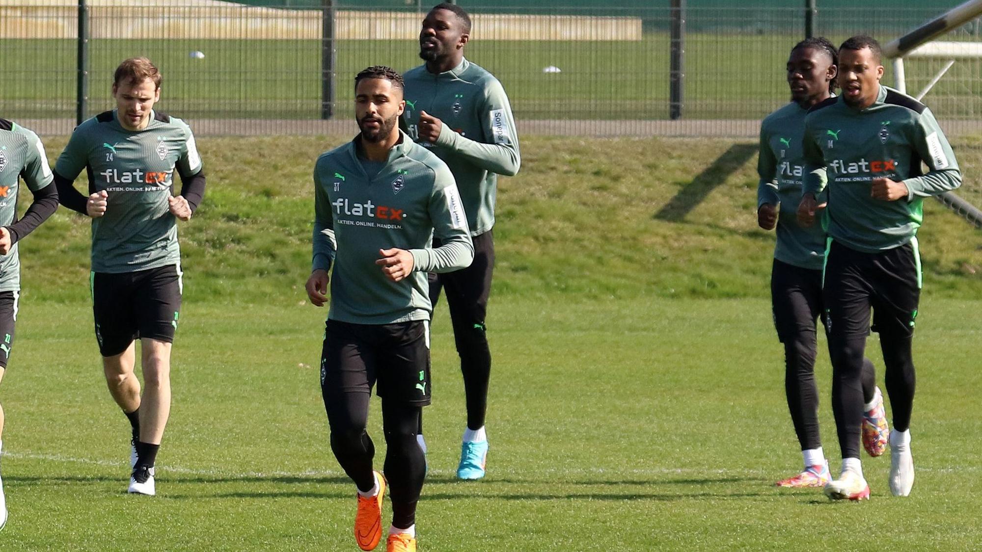 Tony Jantschke, Keanan Bennetts, Marcus Thuram, Manu Koné und Alassane Plea joggen am 22. März 2022 über den Trainingsplatz im Borussia-Park.