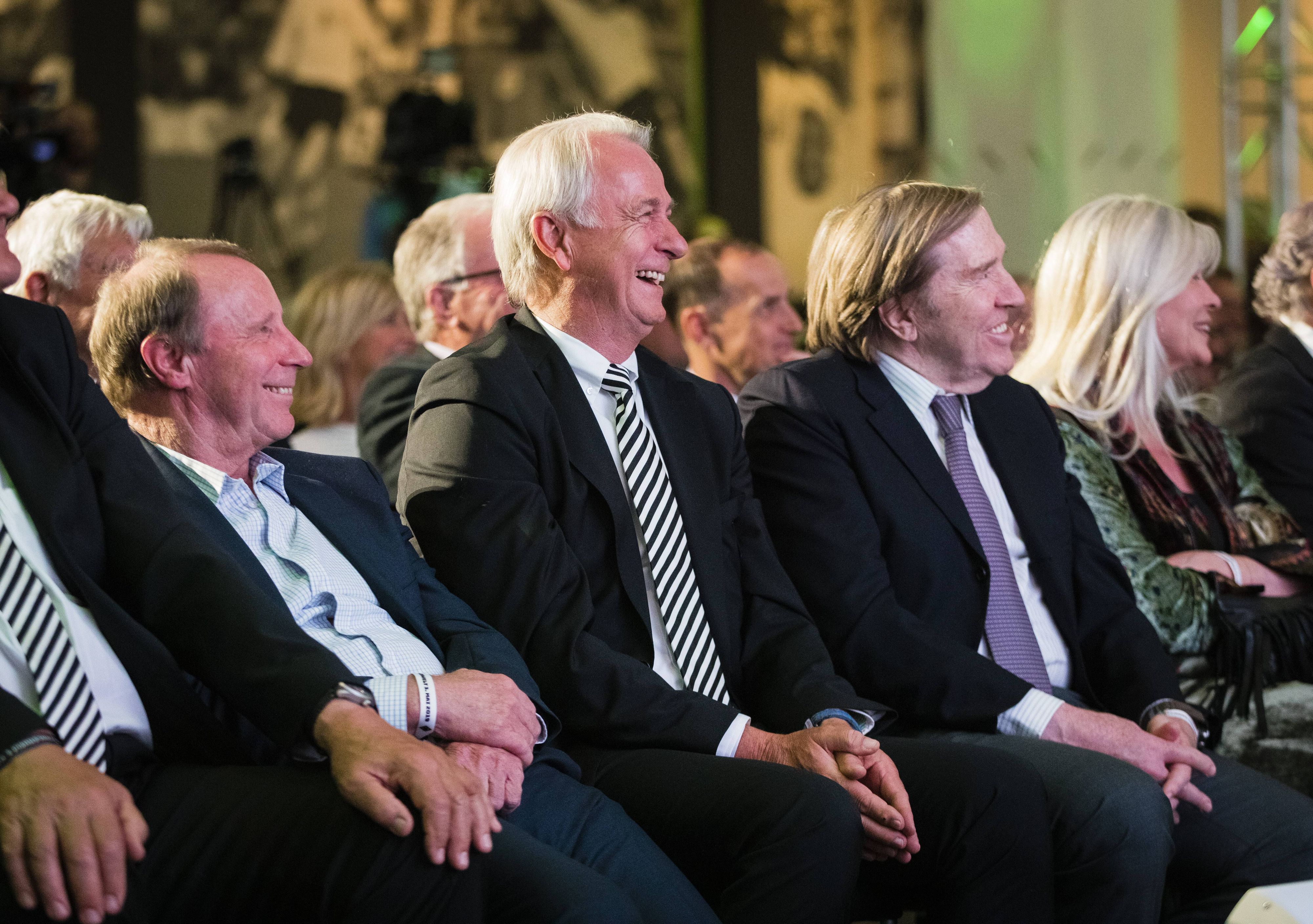 Rainer Bonhof (M.) gemeinsam mit den weiteren Ausnahme-Borussen Berti Vogts (l.) und Günter Netzer (r.) am 3. Mai 2019 im Gladbacher Borussia-Park. Bonhof, Netzer und Vogts lachen während eines Vortrages.