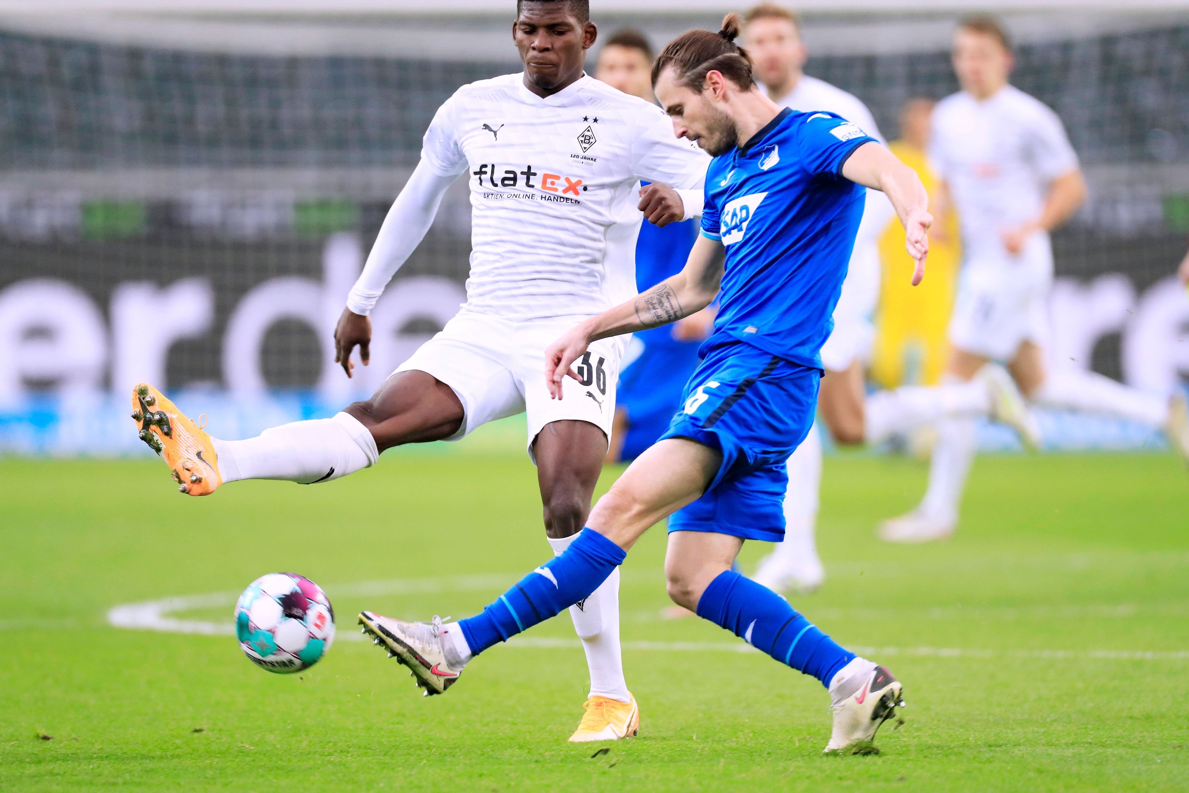 Seit 2017 trug Ex-Borusse Havard Nordtveit (r.) das Trikot der TSG Hoffenheim. Im Sommer 2022 wird er die Kraichgauer verlassen. Das Foto zeigt ihn am 19. Dezember 2020 im Zweikampf mit Breel Embolo (l.) von Borussia Mönchengladbach.