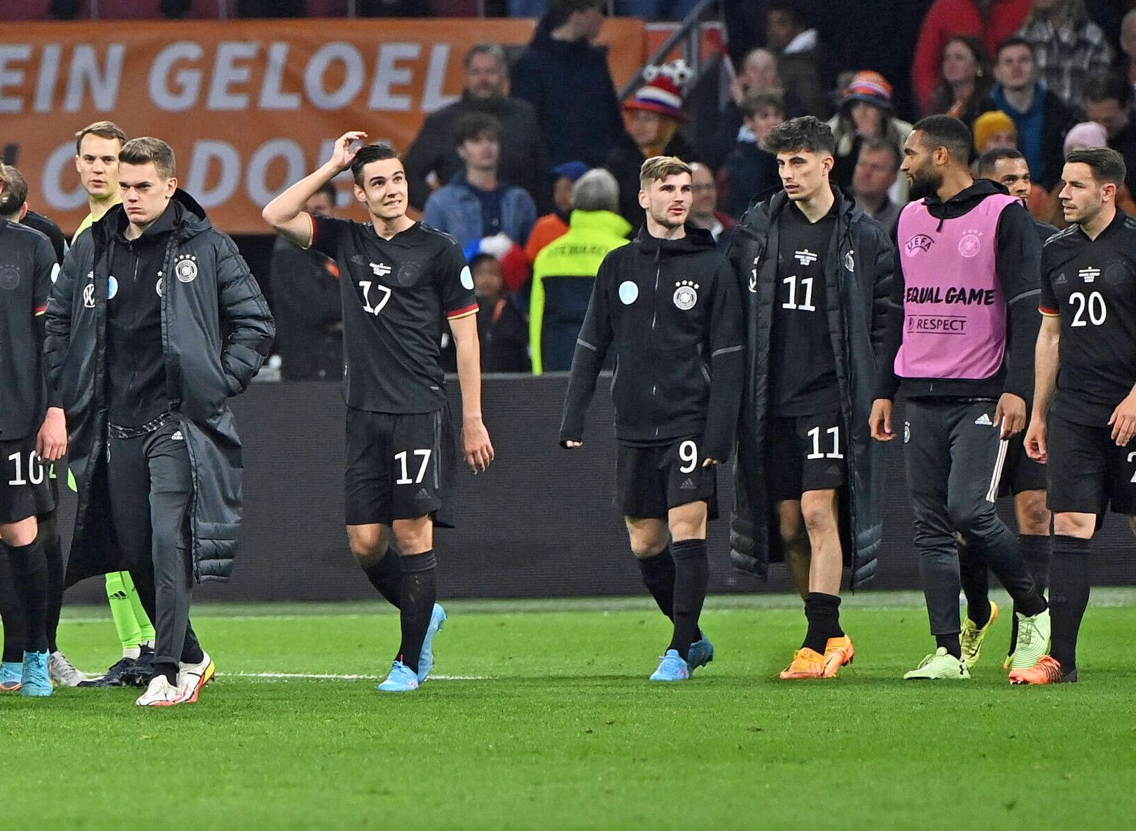 Die Gladbach-Spieler Matthias Ginter (l.) und Florian Neuhaus (2.v.l.) im Kreise der deutschen Nationalspieler nach dem 1:1 im Länderspiel (29. März 2022) gegen die Niederlande in der Amsterdam-Arena. Ginter schaut enttäuscht nach vorne.
