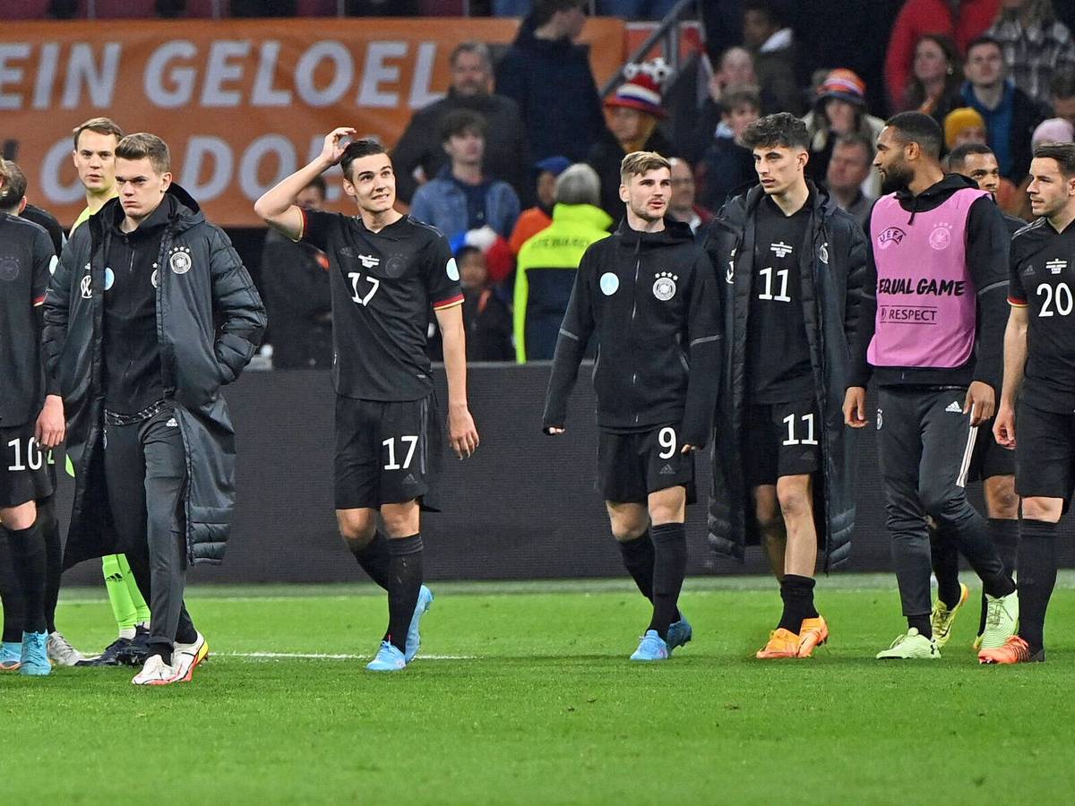 Die Gladbach-Spieler Matthias Ginter (l.) und Florian Neuhaus (2.v.l.) im Kreise der deutschen Nationalspieler nach dem 1:1 im Länderspiel (29. März 2022) gegen die Niederlande in der Amsterdam-Arena. Ginter schaut enttäuscht nach vorne.