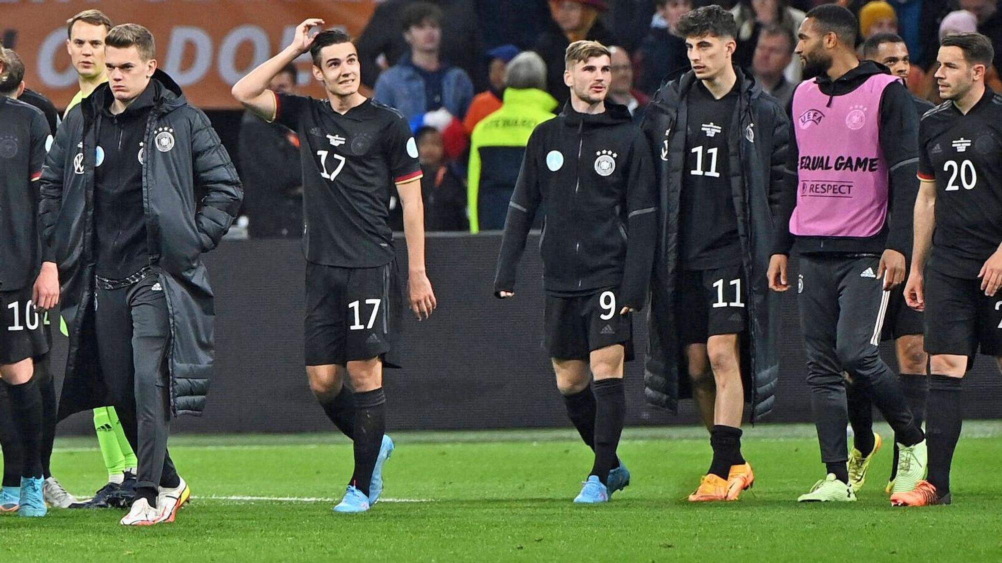 Die Gladbach-Spieler Matthias Ginter (l.) und Florian Neuhaus (2.v.l.) im Kreise der deutschen Nationalspieler nach dem 1:1 im Länderspiel (29. März 2022) gegen die Niederlande in der Amsterdam-Arena. Ginter schaut enttäuscht nach vorne.