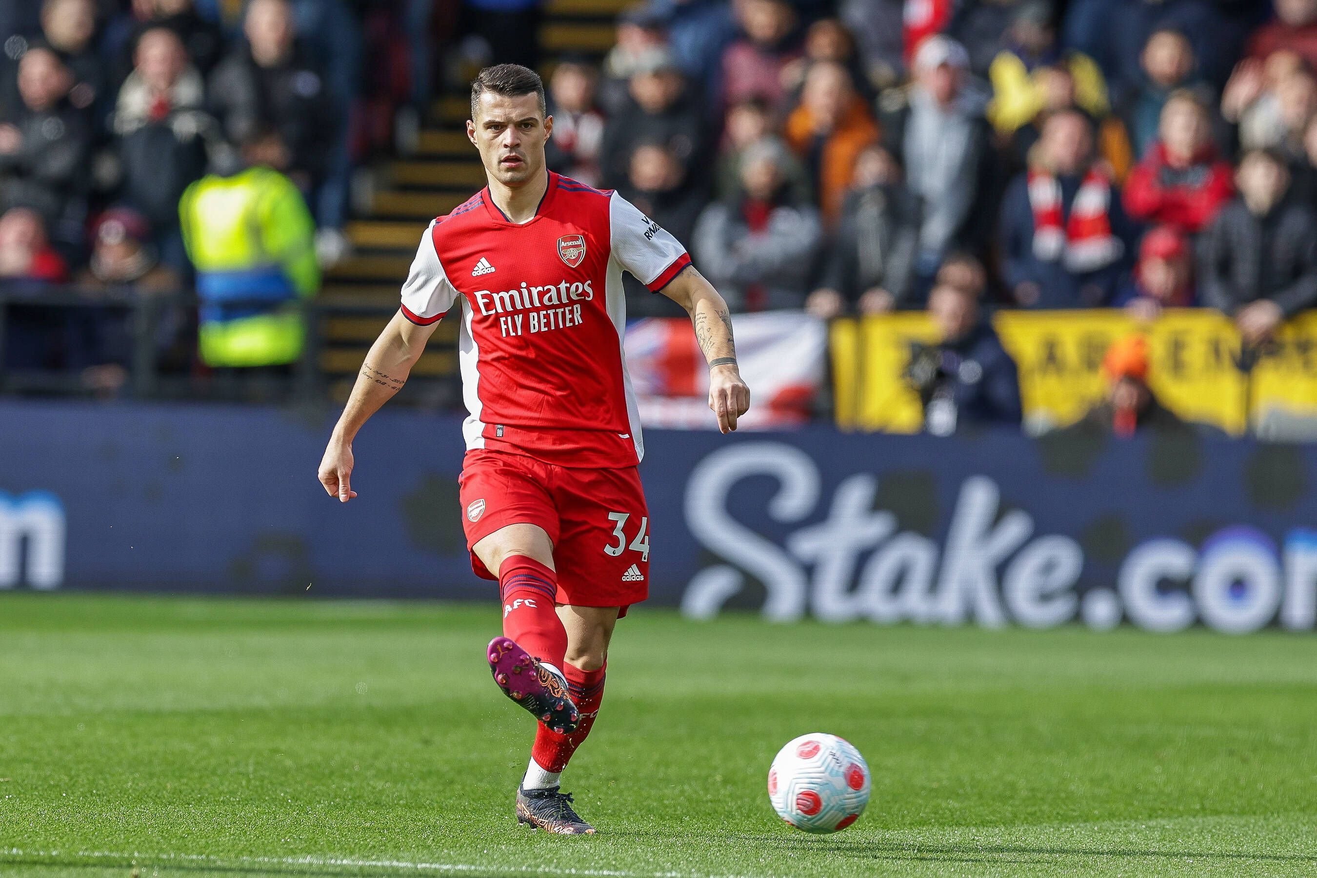 Granit Xhaka im Trikot des FC Arsenal London während der Premier-League-Partie gegen Watford am 6. März 2022. Xhaka spielt ein Pass.