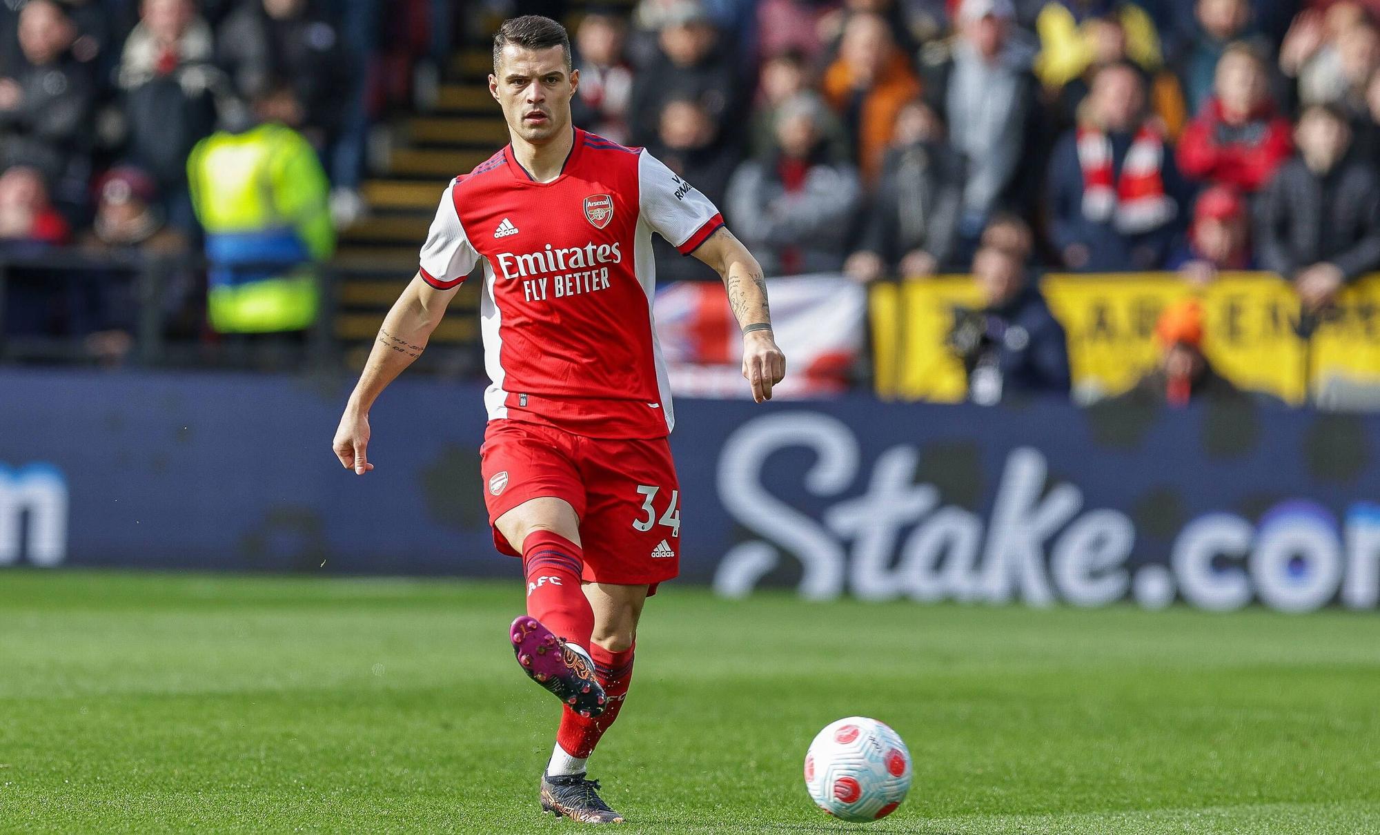 Granit Xhaka im Trikot des FC Arsenal London während der Premier-League-Partie gegen Watford am 6. März 2022. Xhaka spielt ein Pass.